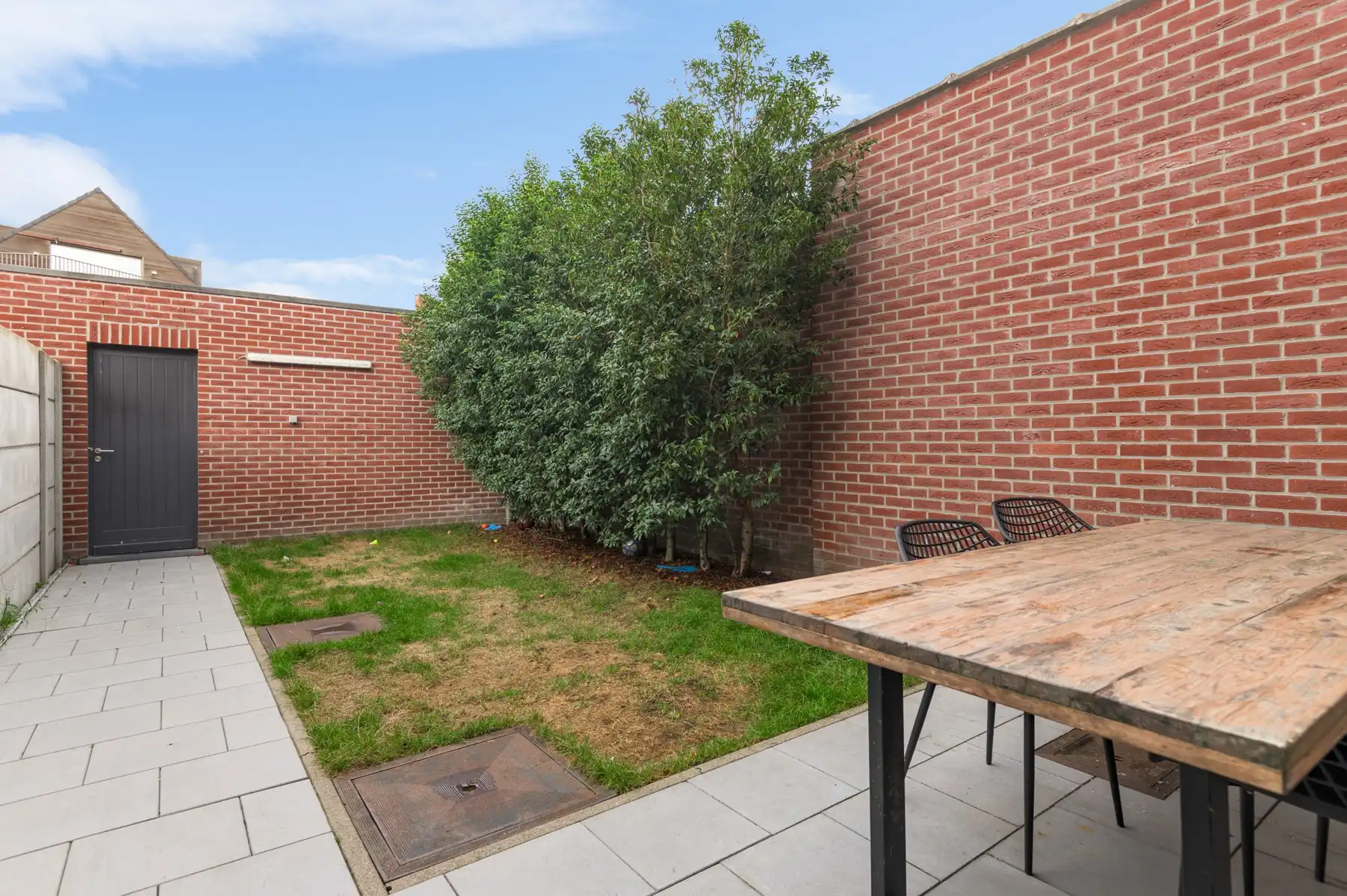Recente woning op centrale ligging met 2 garages foto 9