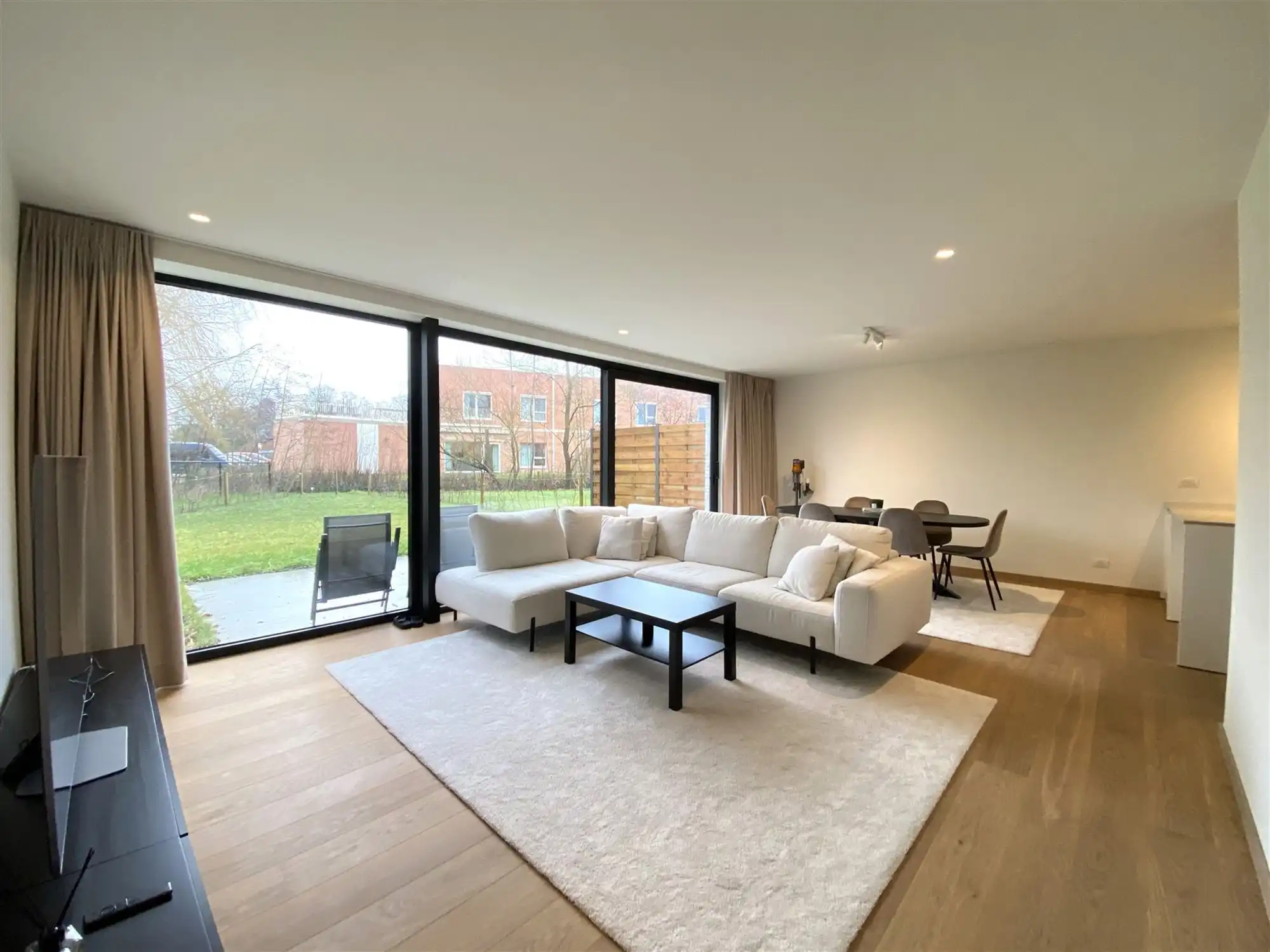 Gelijkvloers appartement met 2 slpk's en garage foto {{pictureIndex}}