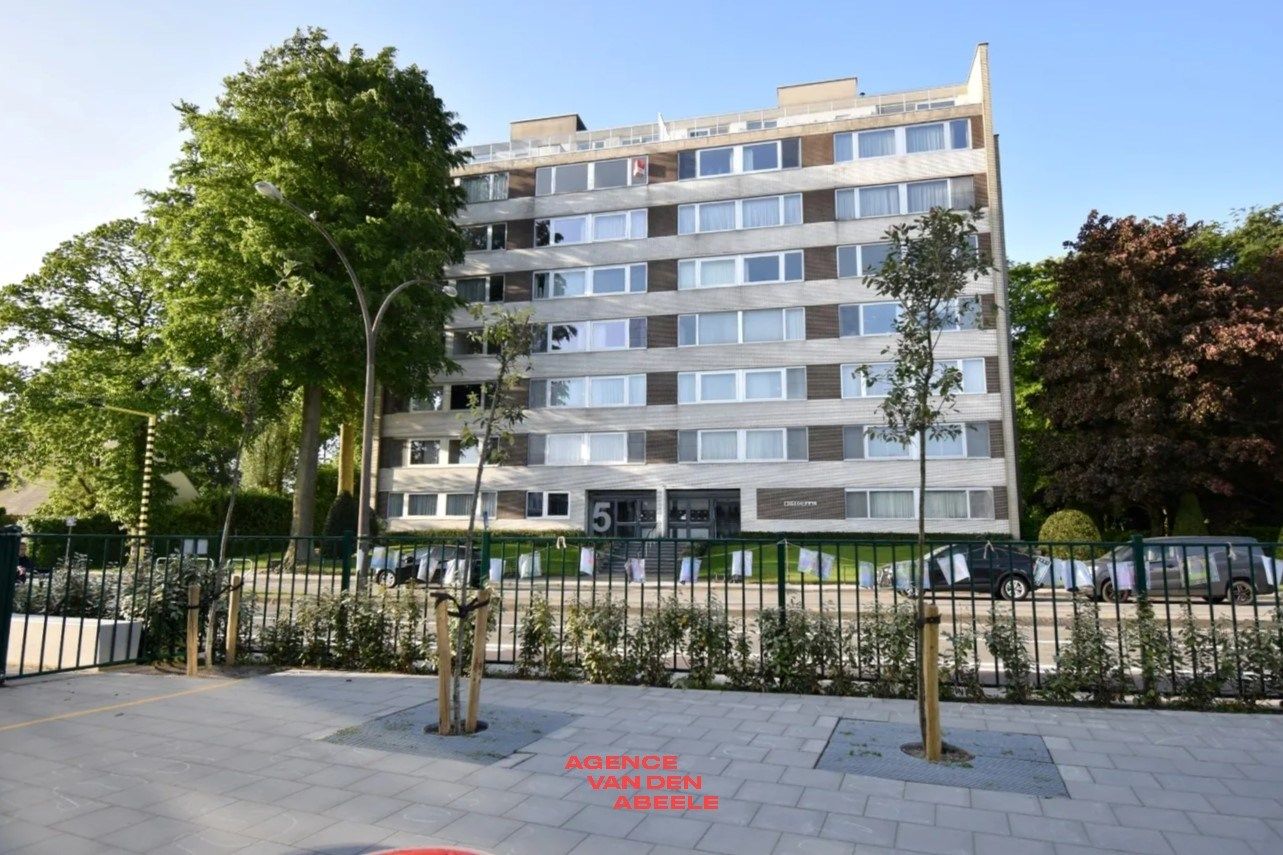 Ruim en volledig gerenoveerd appartement met 3 slaapkamers foto 1