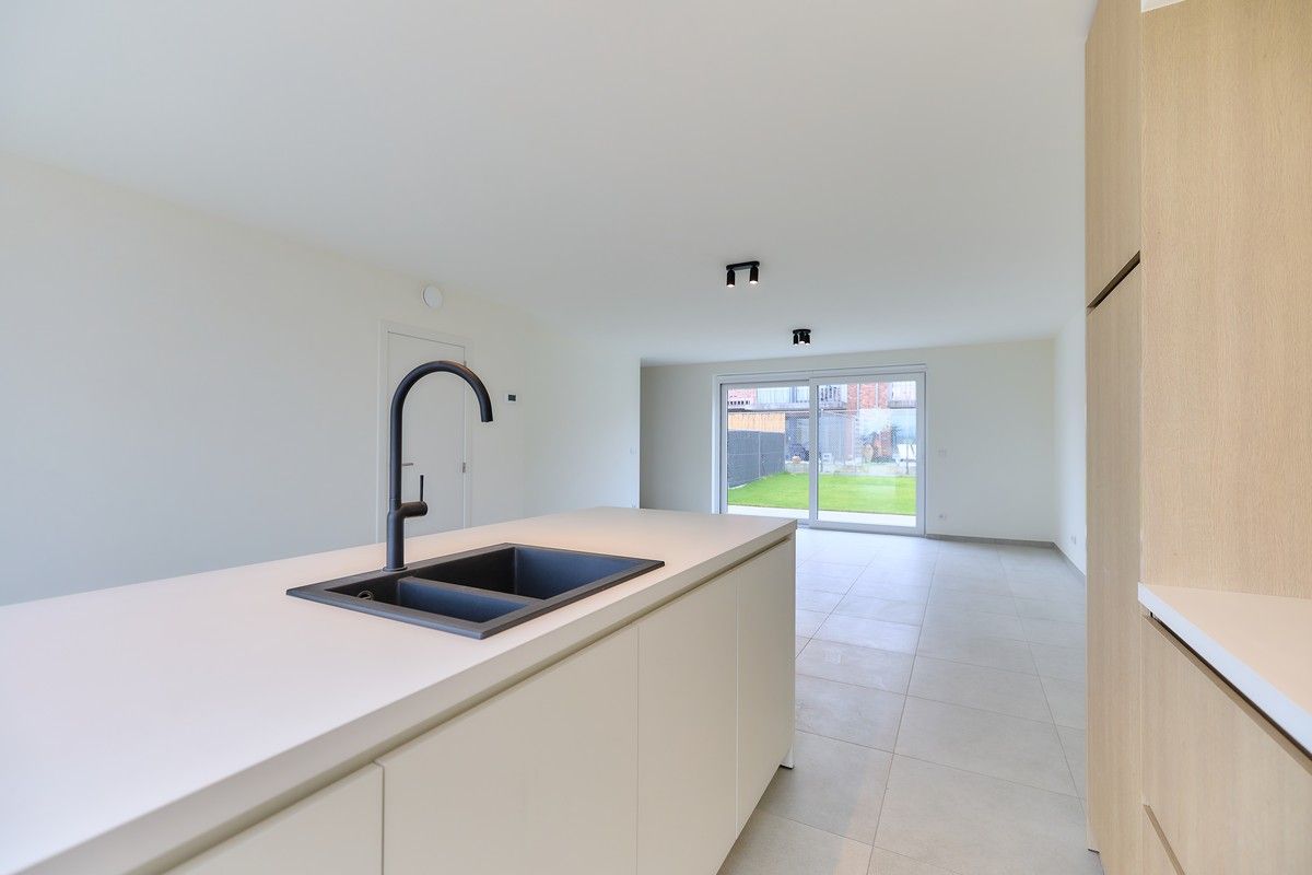 Moderne nieuwbouwwoning te Rumbeke met carport foto 6