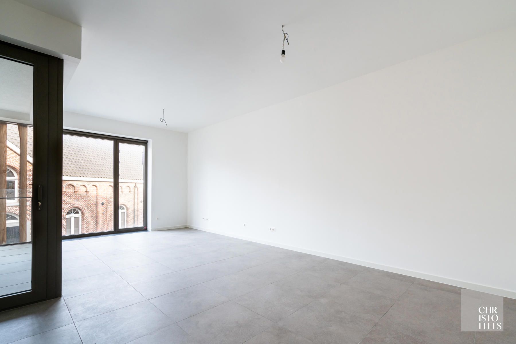 TE HUUR ONDER BTW - Modern lichtrijk appartement met 2 slaapkamers in hartje Lanaken!  foto 4