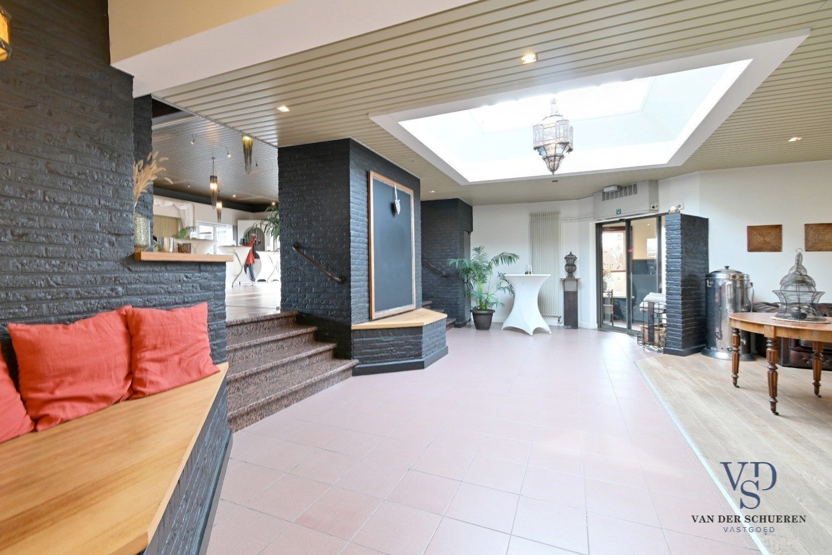 Feestzaal met uitzonderlijke woongelegenheid. foto 7