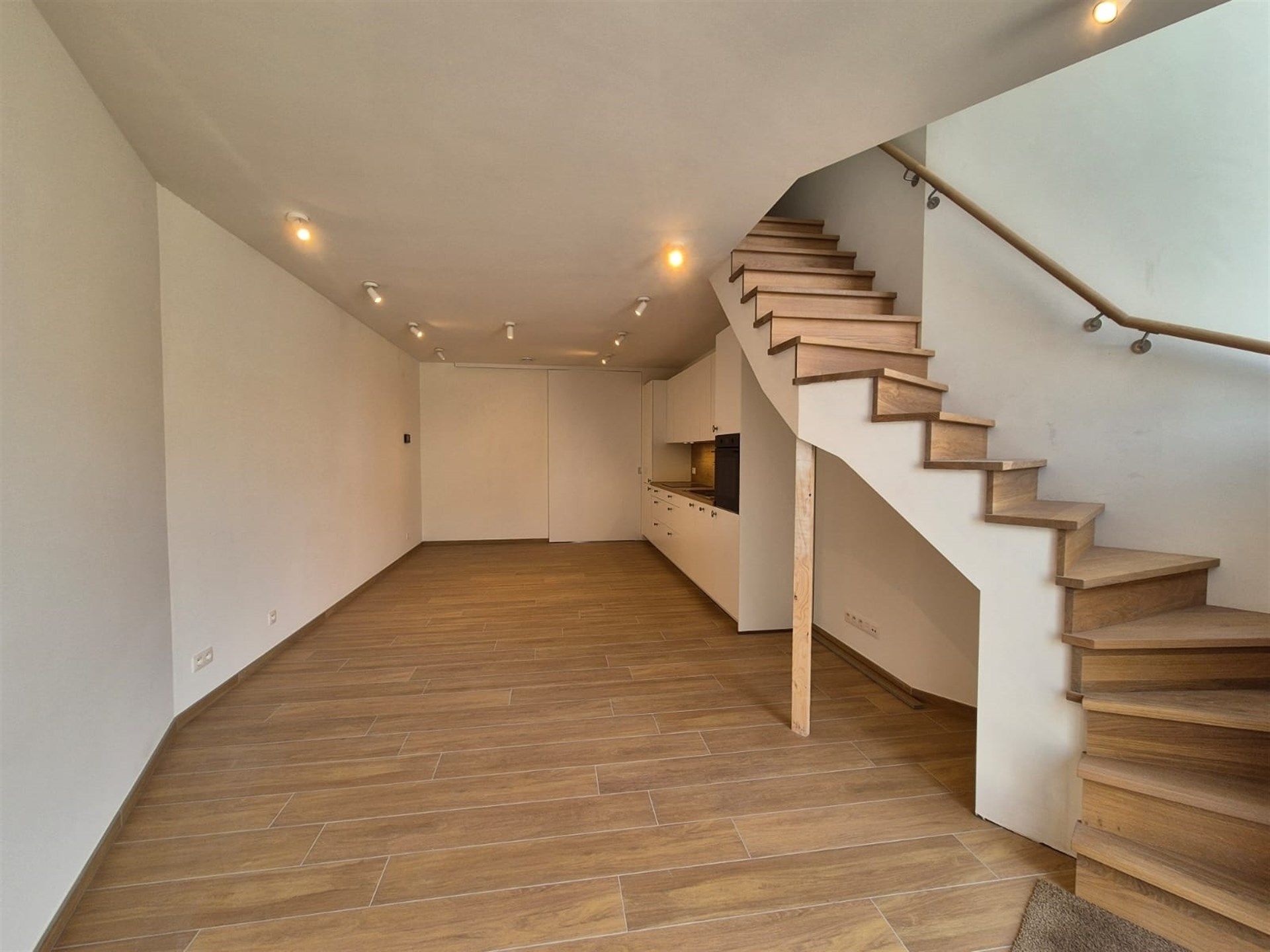 Moderne en energiezuinige nieuwbouwwoning met 2 slaapkamers en koer. foto 5