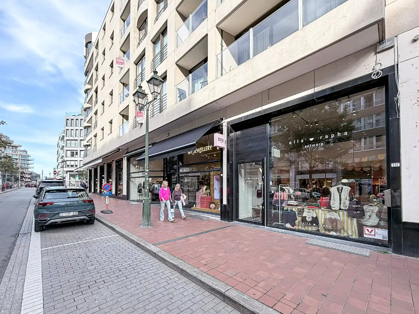 Te huur: handelspand met dubbelhoge vitrine en mezzanine op de Lippenslaan 332  foto 2