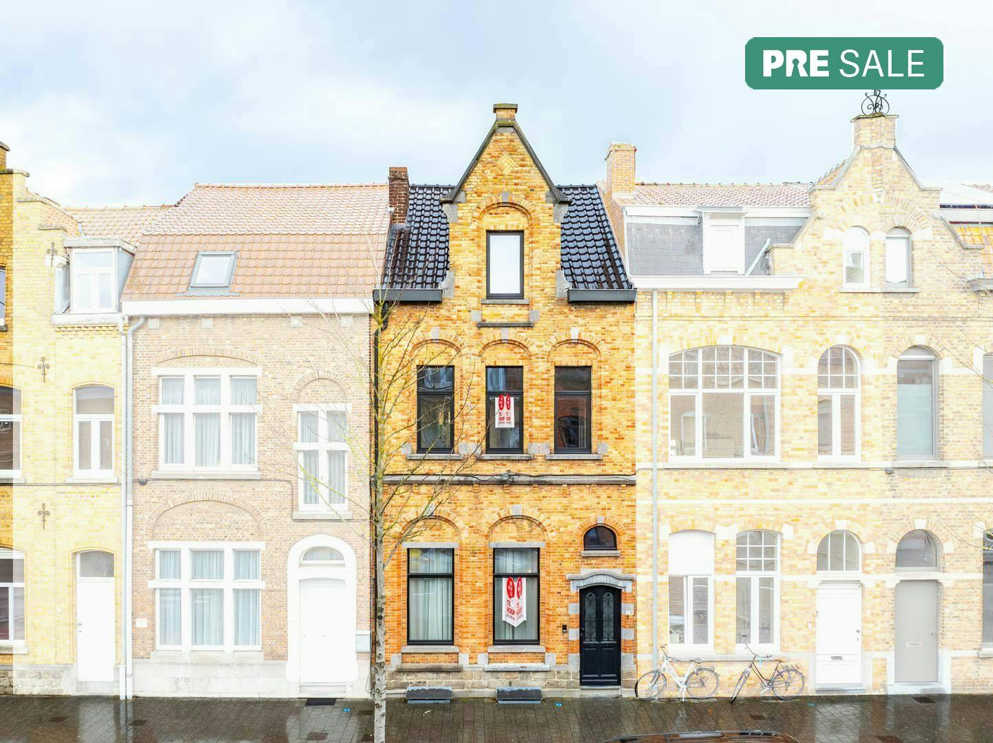 Gerenoveerd huis te koop in Ieper centrum  foto {{pictureIndex}}