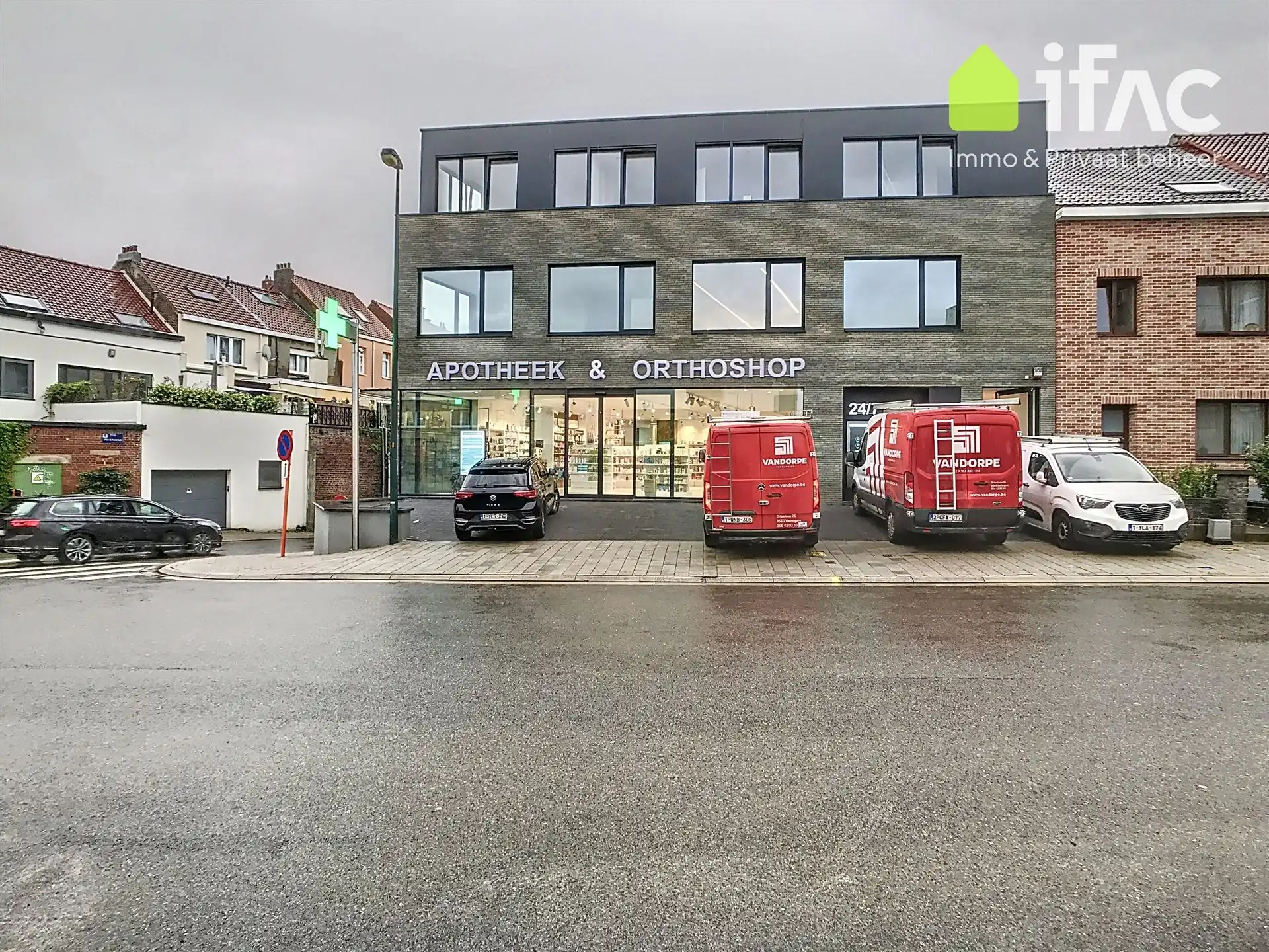 Praktijkruimte met moderne en lichtrijke inrichting foto 4