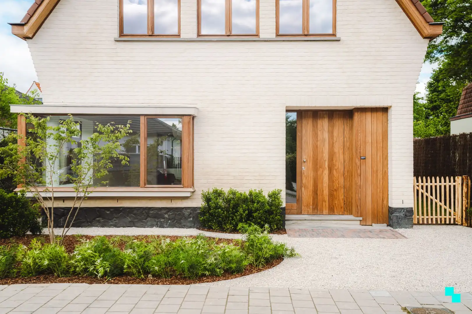 Totaal gerenoveerde woning met vier kamers in het hart van Merelbeke foto {{pictureIndex}}