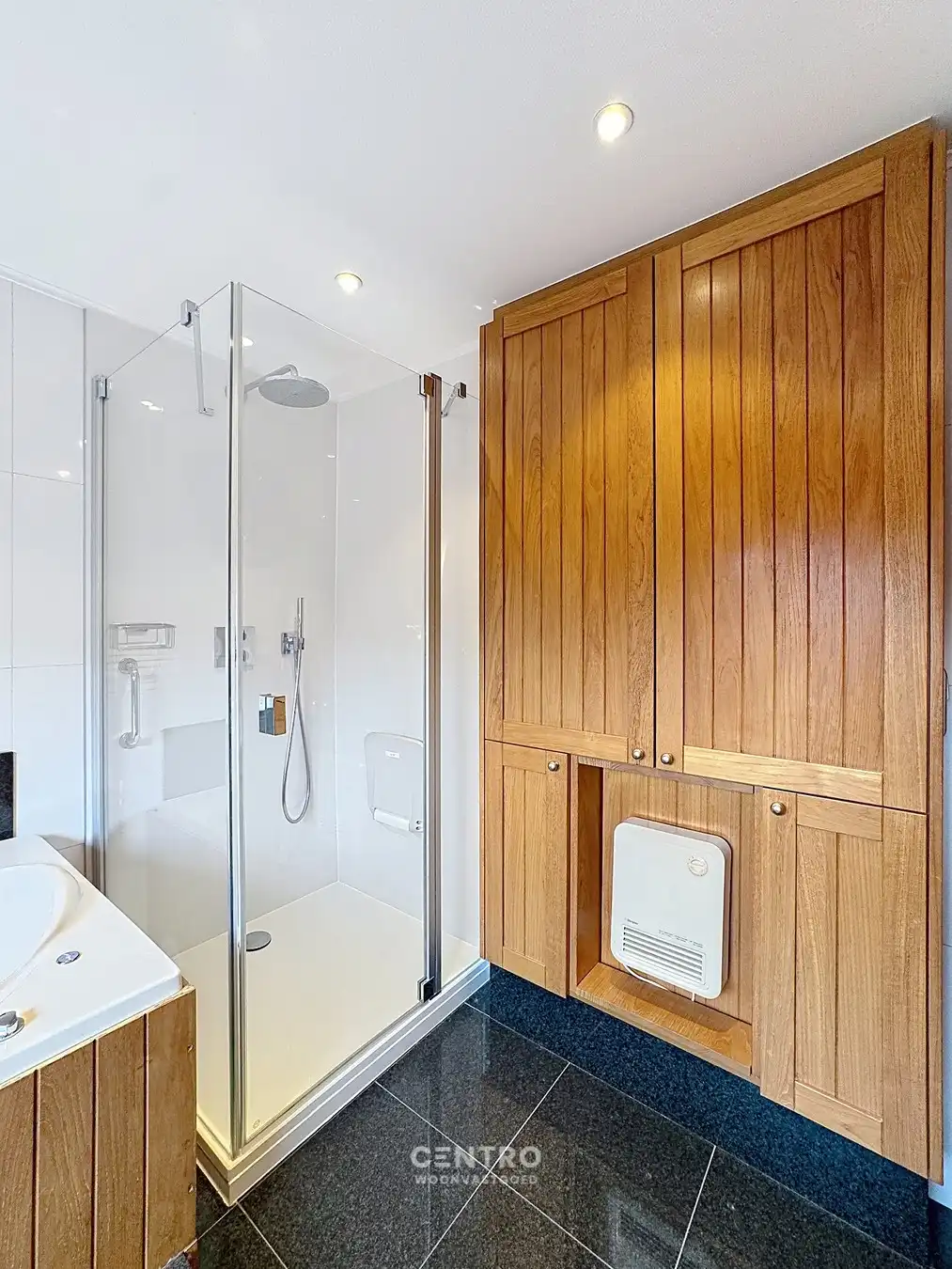 Ruime woning met opslagruimte in aangename omgeving! foto 28