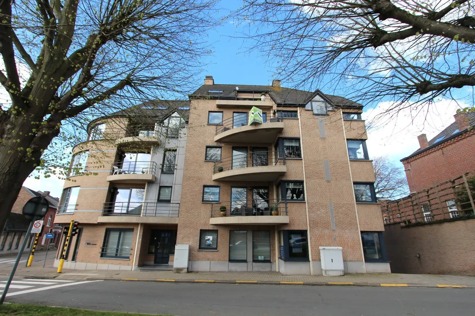 RUIM APPARTEMENT (124M²) MET GARAGE - PRACHTIG GELEGEN foto {{pictureIndex}}