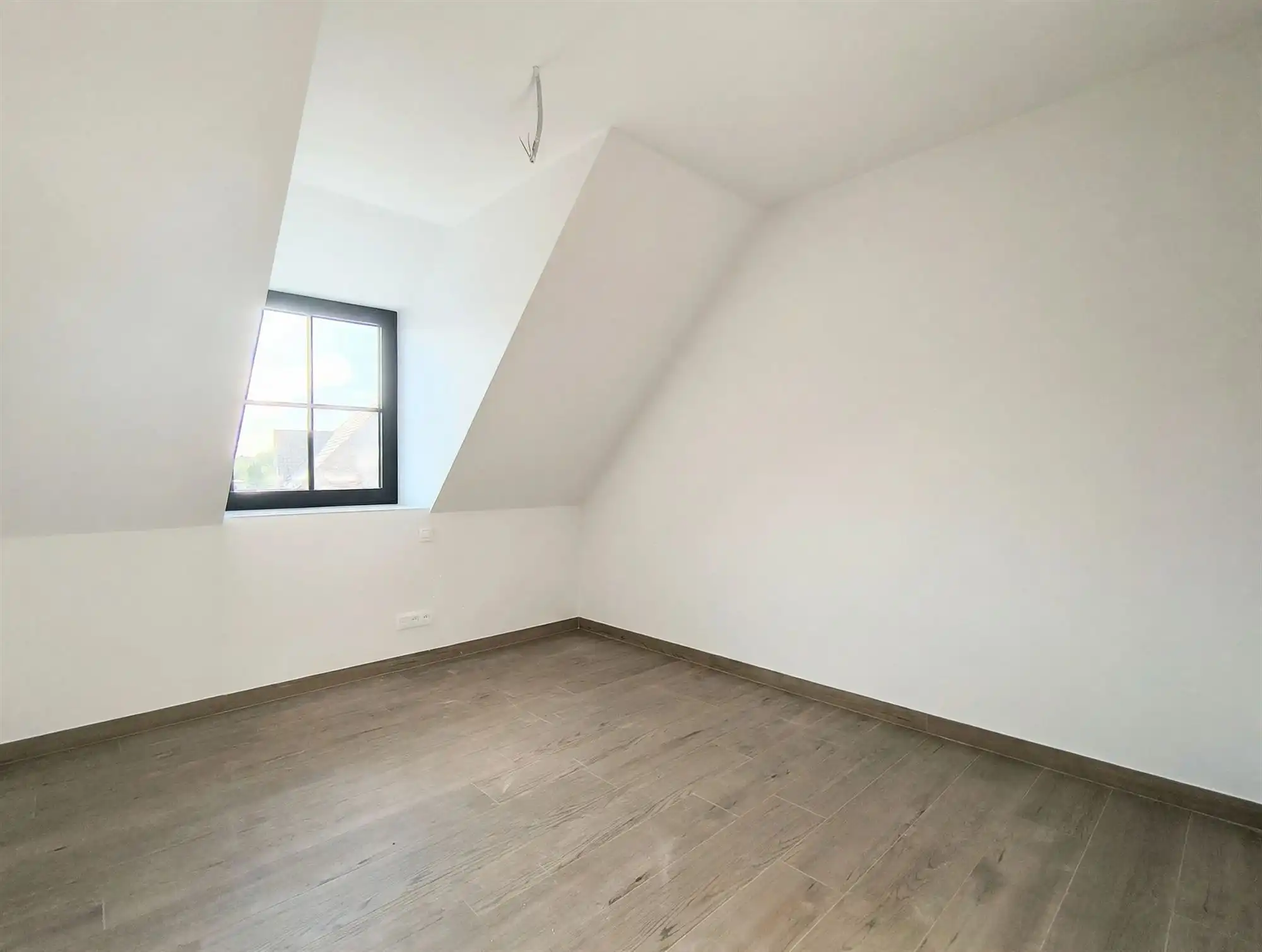 Gloednieuw wooncomfort in deze woning met 3 slaapkamers, terras, tuin en carport. foto 15