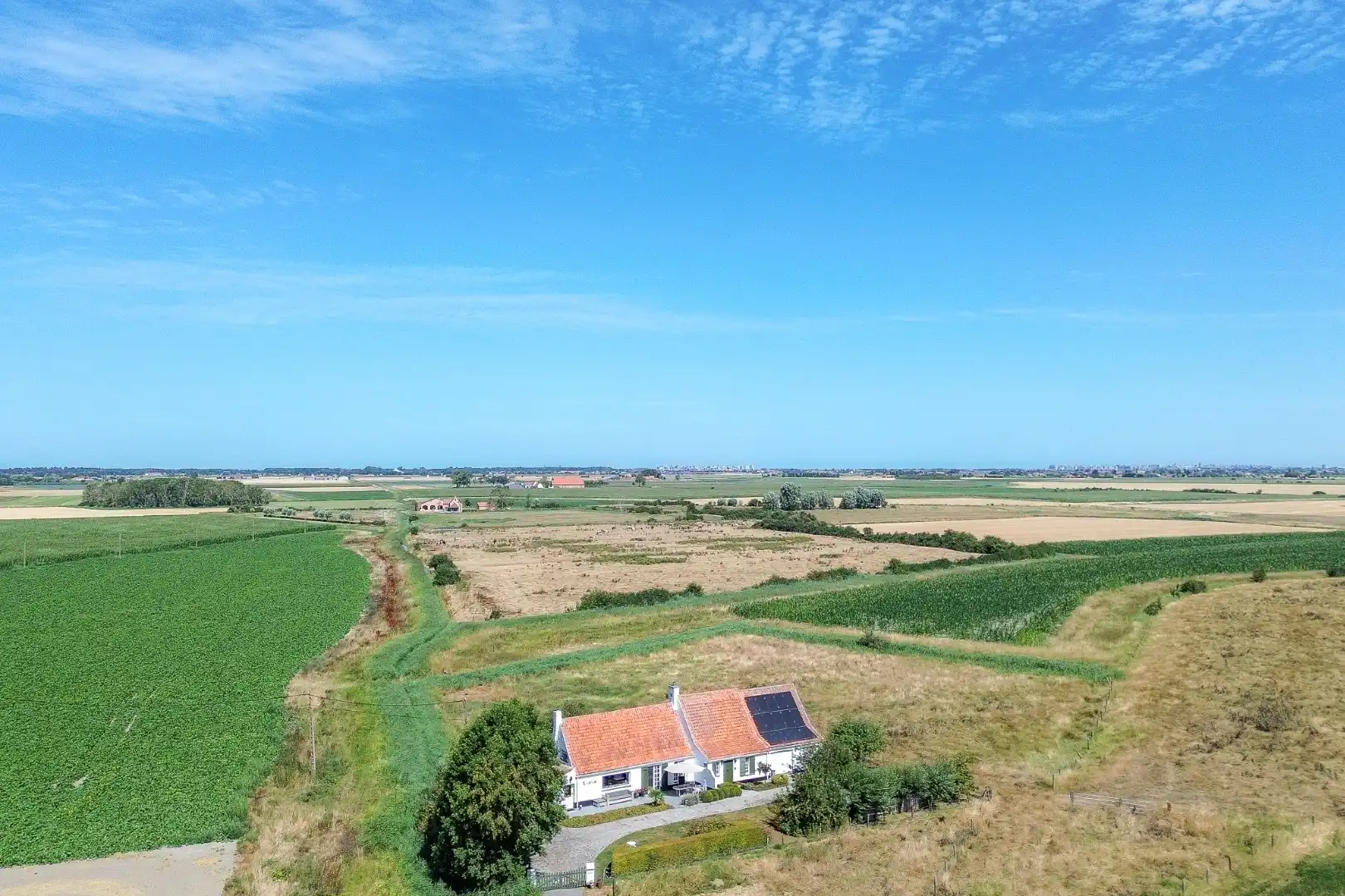 Karaktervolle hoeve met veel ruimte in een landelijke omgeving foto 2