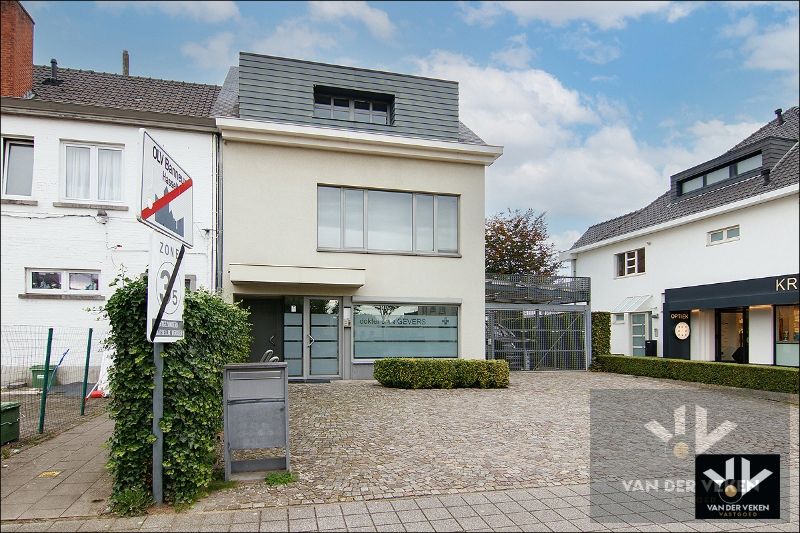 RUIME GEZINSWONING MET 4 SLPK EN PRAKTIJKRUIMTE foto {{pictureIndex}}