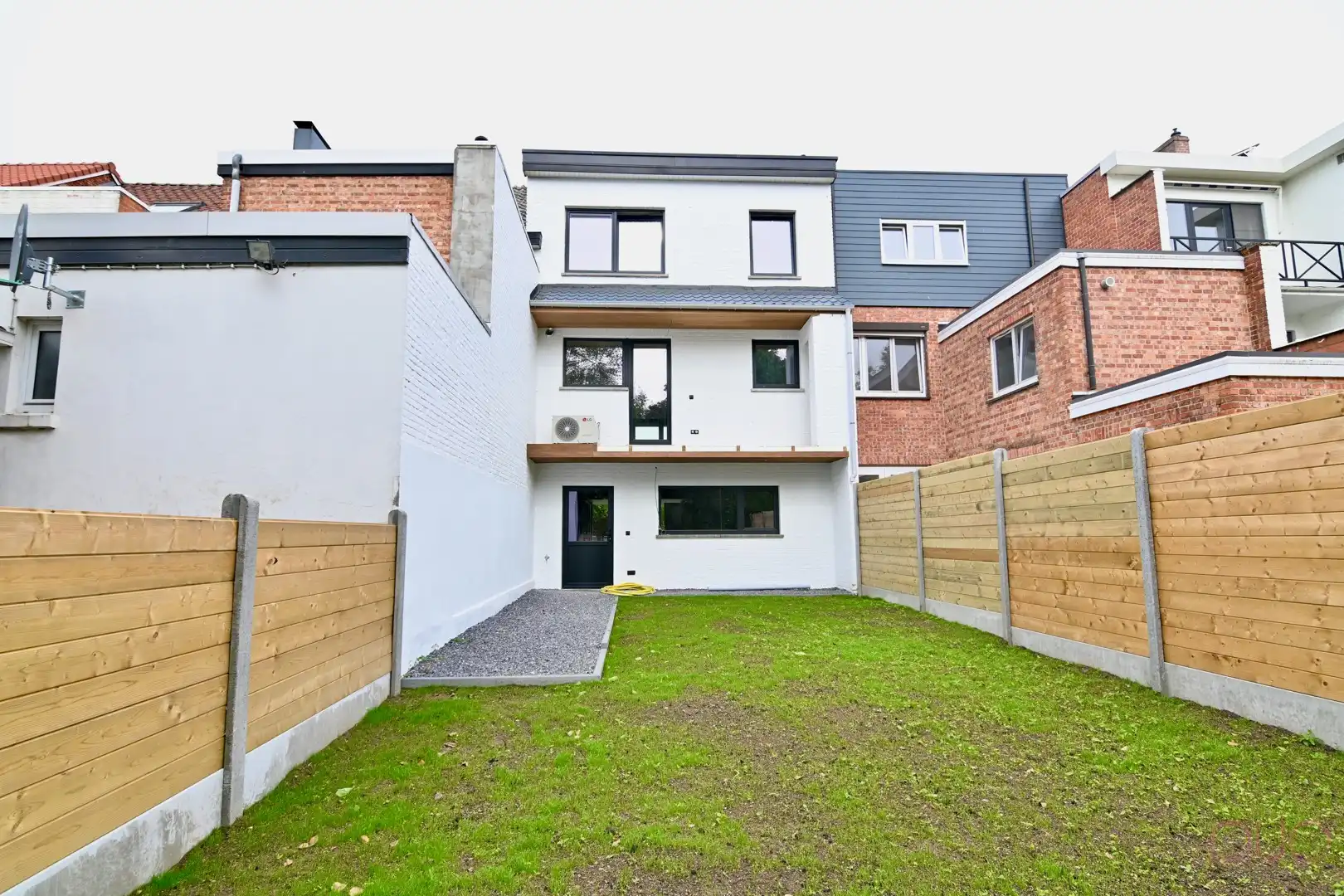 Volledig gerenoveerde woning met garage, terras en tuin - wordt volledig instapklaar afgewerkt! foto {{pictureIndex}}