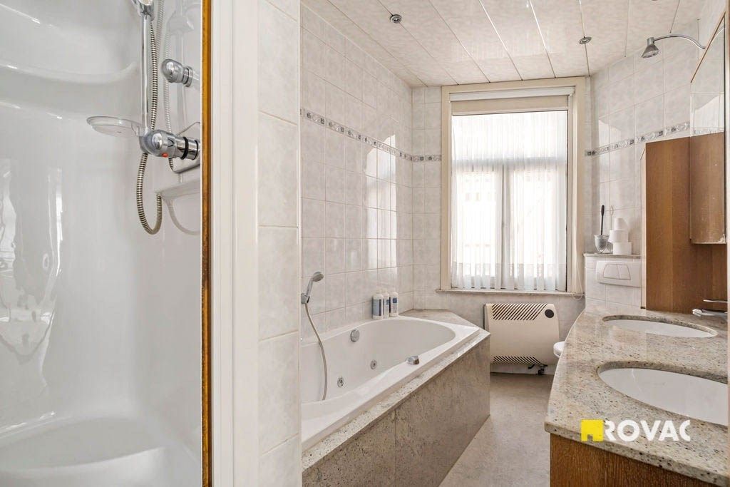 Zeer ruime woning met handelsmogelijkheden foto 18