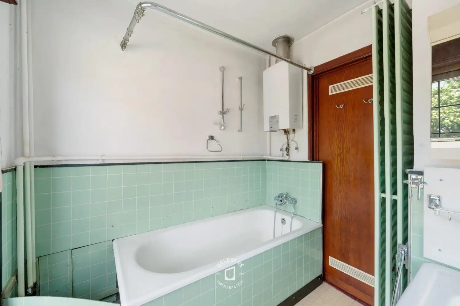 TE RENOVEREN ruime woning MET GARAGE boordevol karakter en mogelijkheden foto 15