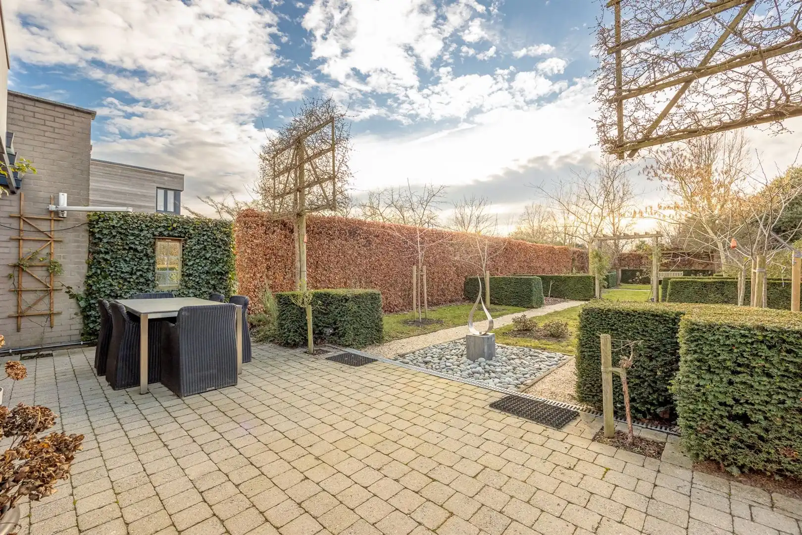 Instapklare woning met tuin en garage. foto 2