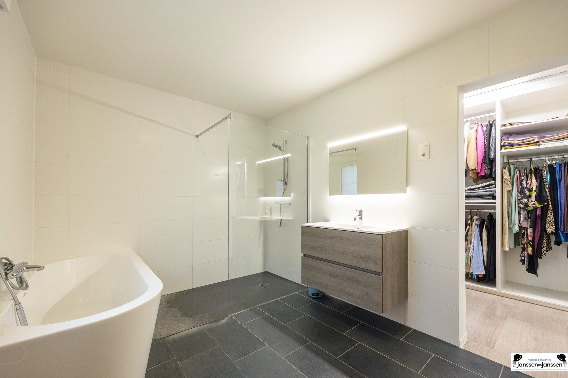 Instapklare, volledig gerenoveerde woning op royaal perceel! foto 16