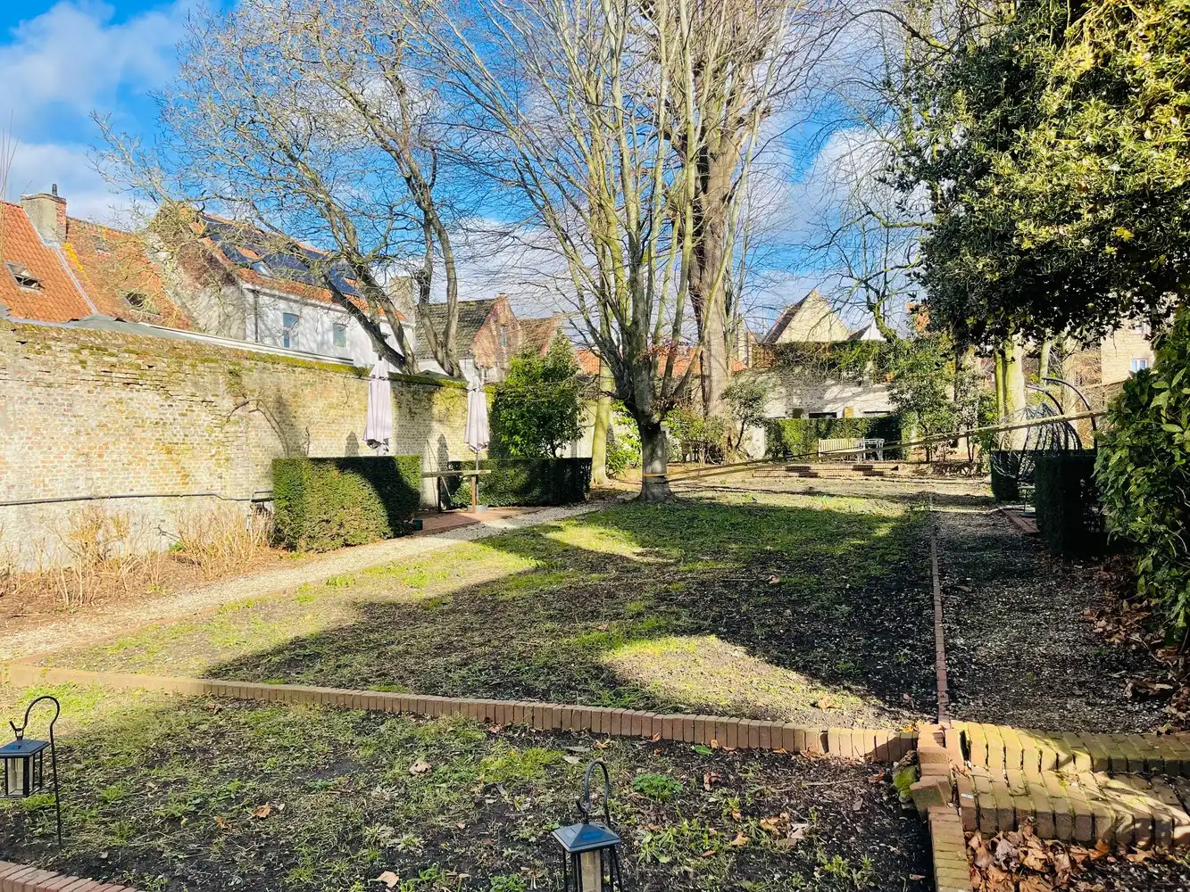 Brugge,aan de SINT-ANNAREI , DUBBEL APPARTEMENT( 250m²)  in een herenhuis  vooraan zicht op de Sint-Annarei, achteraan zicht op een grote gemeenschappelijke tuin,2  livings, 2 keukens, 4 slaapkamers, 2 badkamers. foto 2