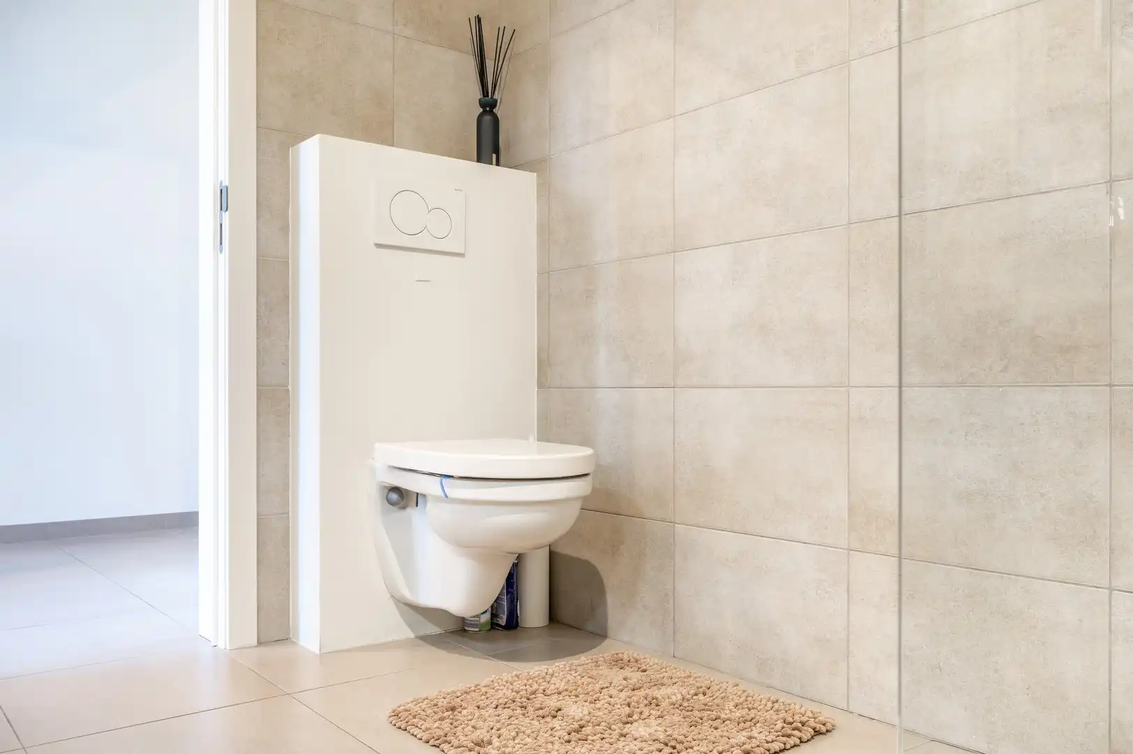 Ruim triplex appartement met berging foto 13