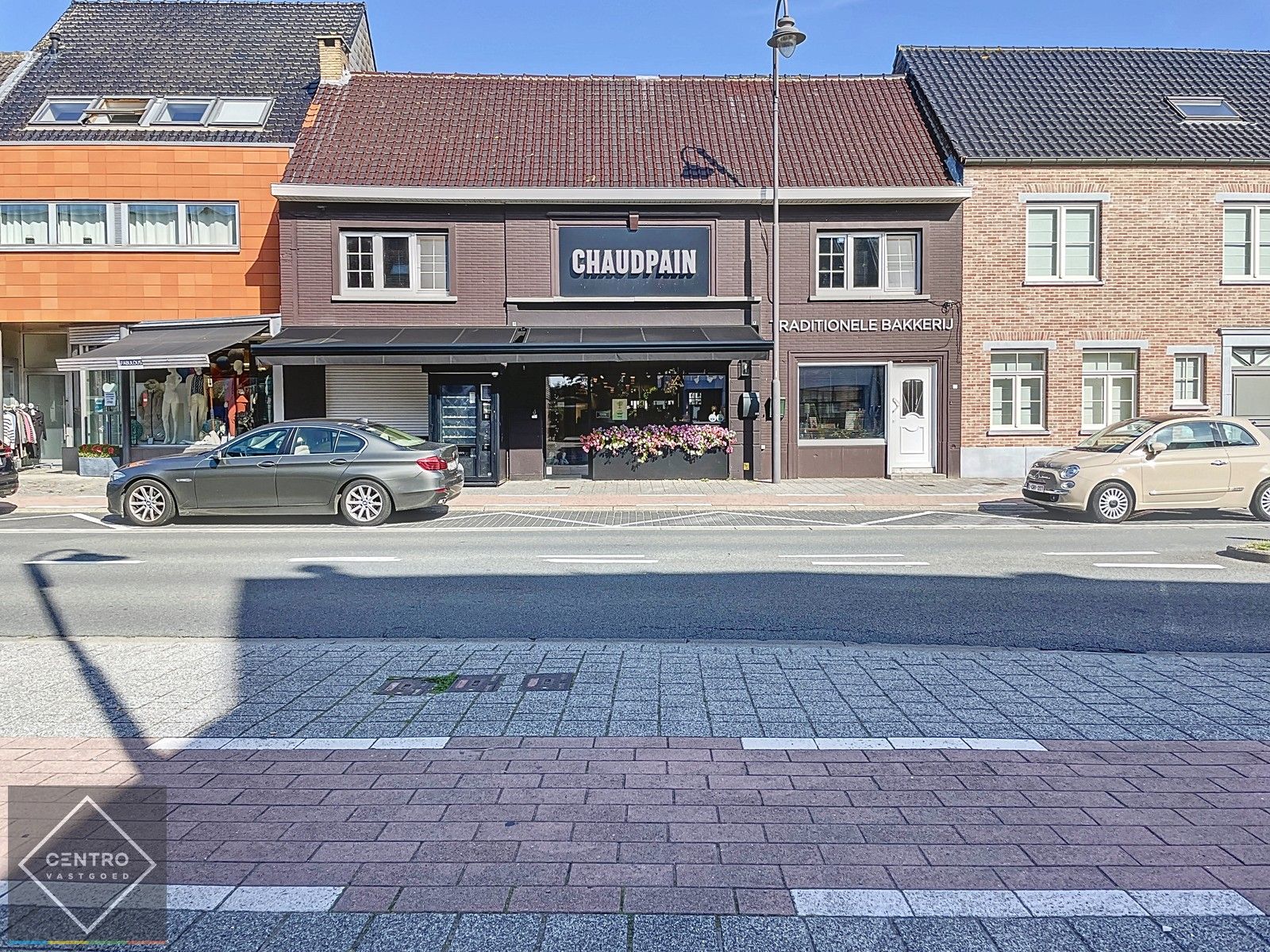 Instapklaar HANDELSHUIS (op heden bakkerij) op een zichtlocatie te Sijsele. Zowel te bereiken via Dorpsstraat als via de Molenstraat!! foto 1