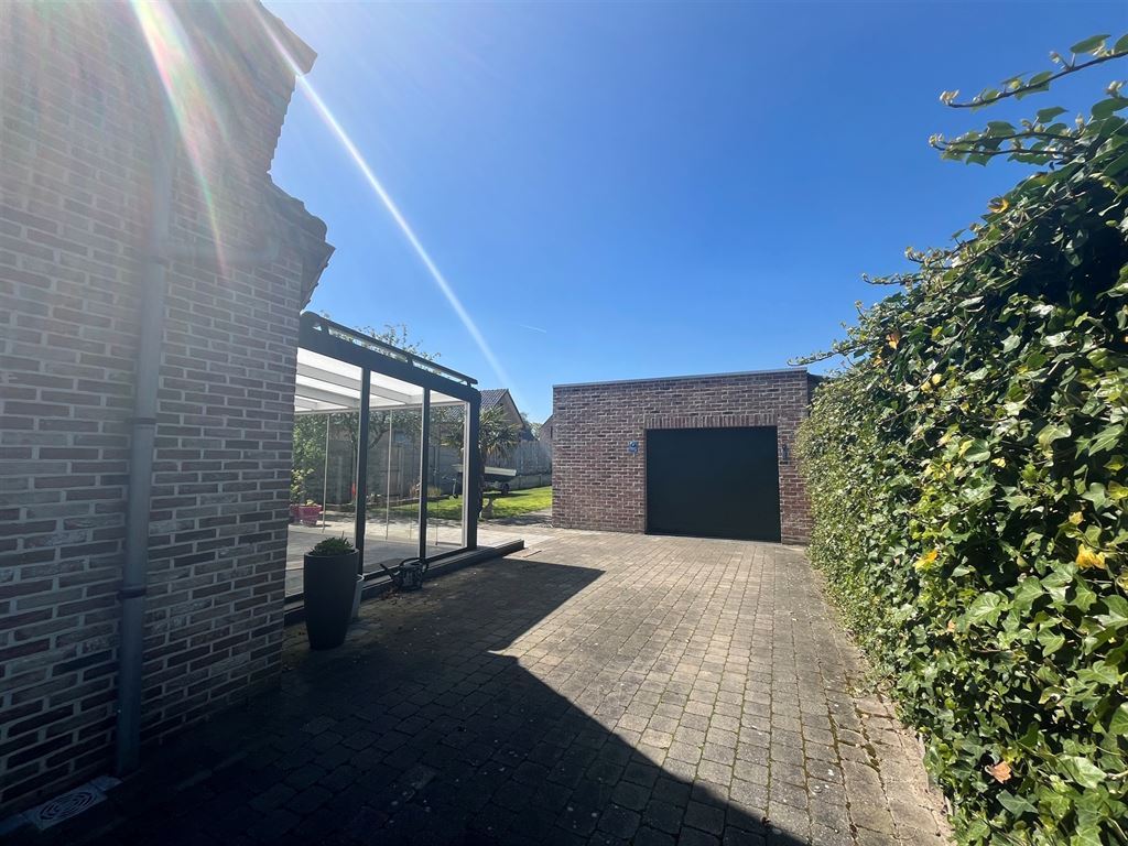 Stijlvolle vrijstaande woning met ruimte voor vrij beroep, garage en verwarmd zwembad op ruim perceel foto 6
