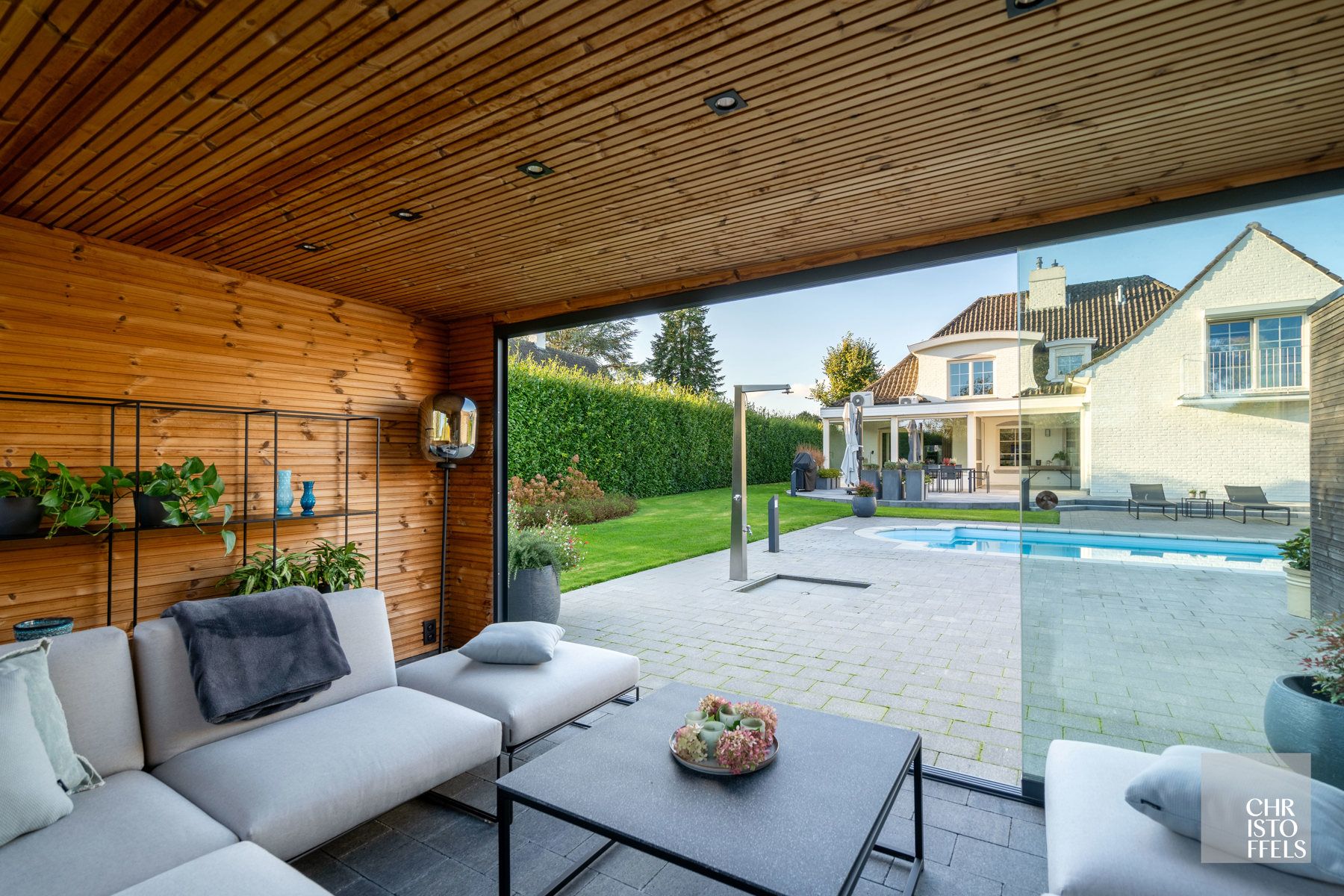 Eigentijdse villa (428m²) met zwembad en 2de woning (187m²) op perceel van 36a43ca.  foto 11