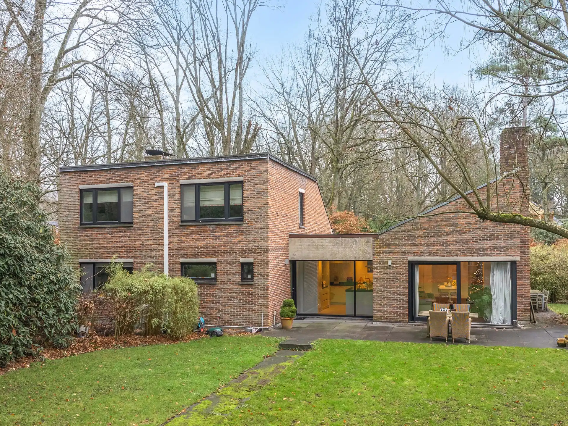 Karakterwoning met brutalistische gevel  in Hof ter Linden foto {{pictureIndex}}