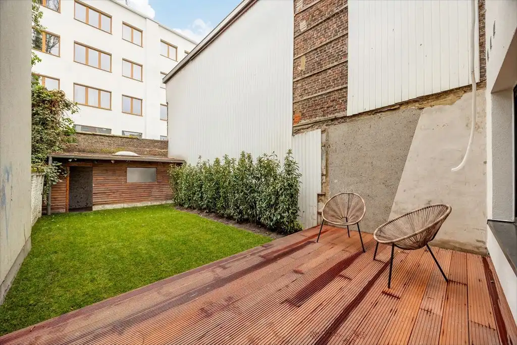 Gerenoveerd gelijkvloers appartement met grote tuin foto 6