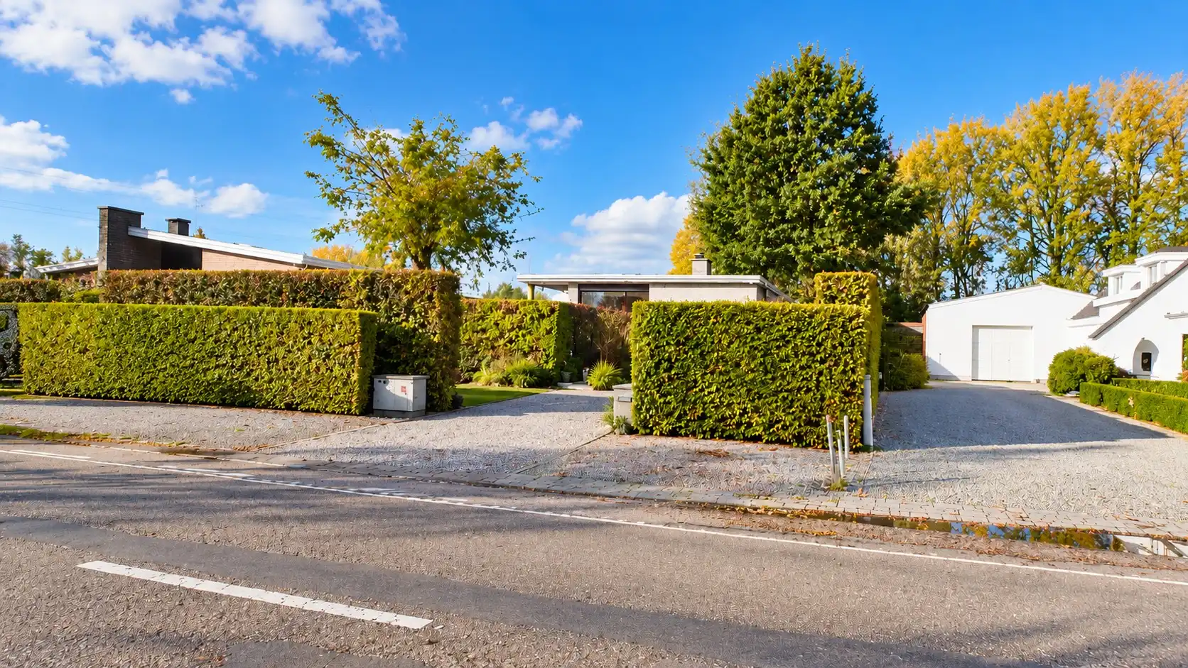 Ruime vrijstaande woning met prachtige tuin, zonnig terras en inpandige garage te Waasmunsterse Steenweg – Sint-Niklaas, richting Waasmunster foto {{pictureIndex}}