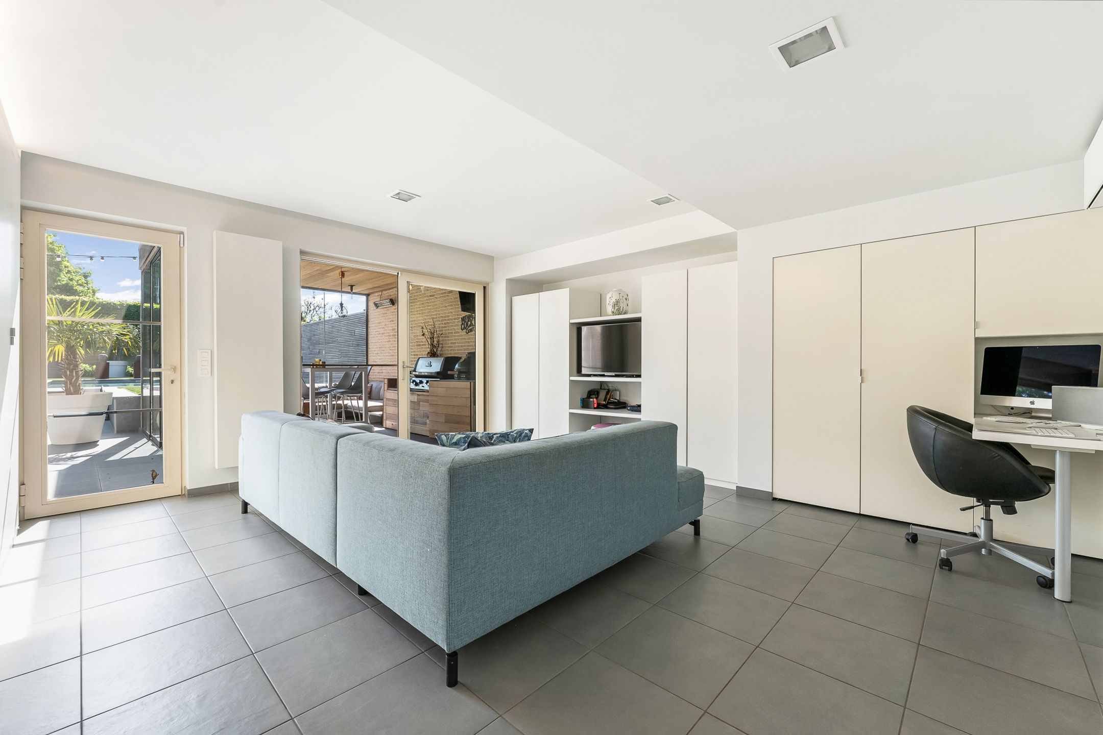 Exclusieve woning met zwembad en elegante tuin foto 15