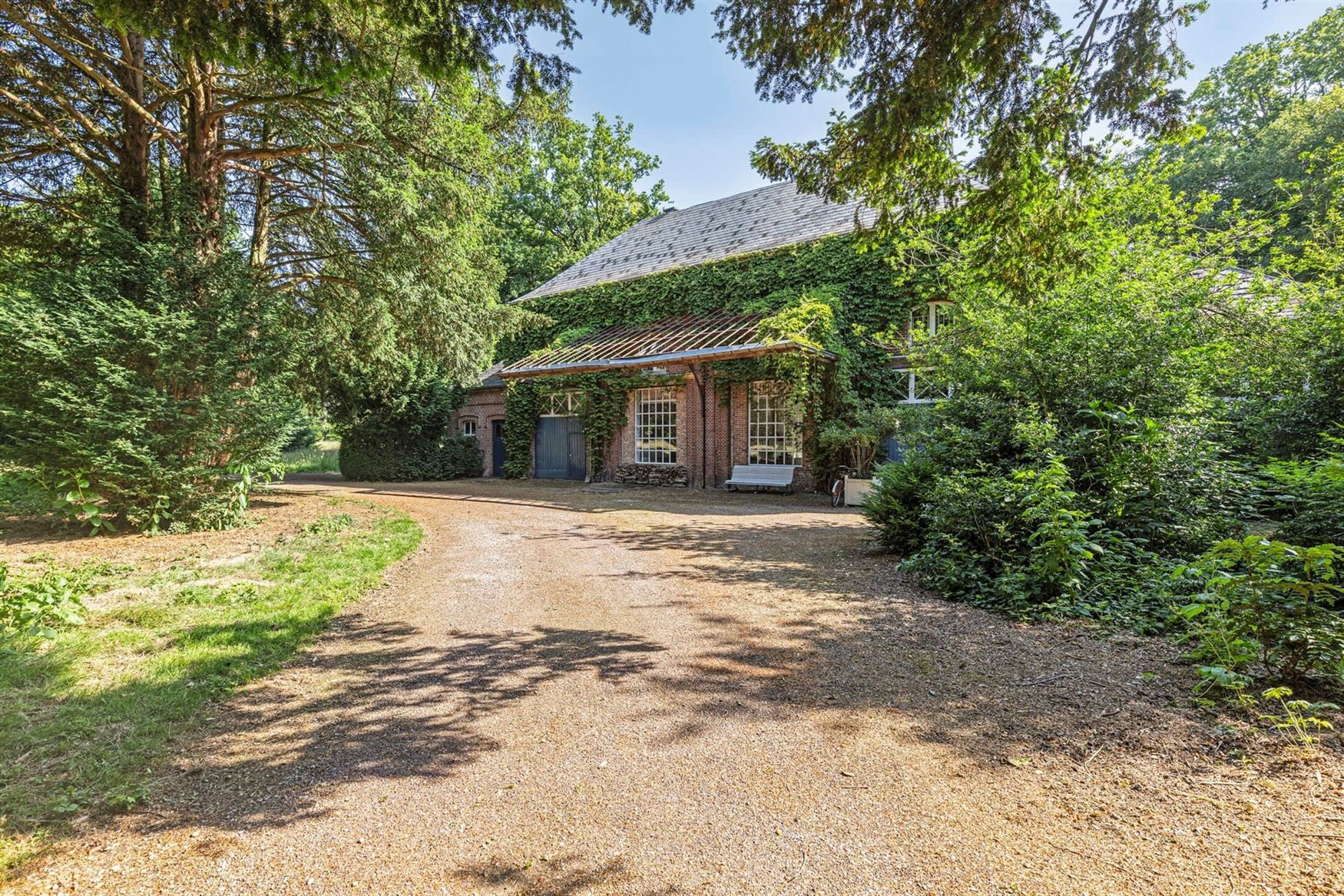 Uitzonderlijk koetshuis op kasteeldomein in Hansbeke, 487m² puur woongenot foto {{pictureIndex}}
