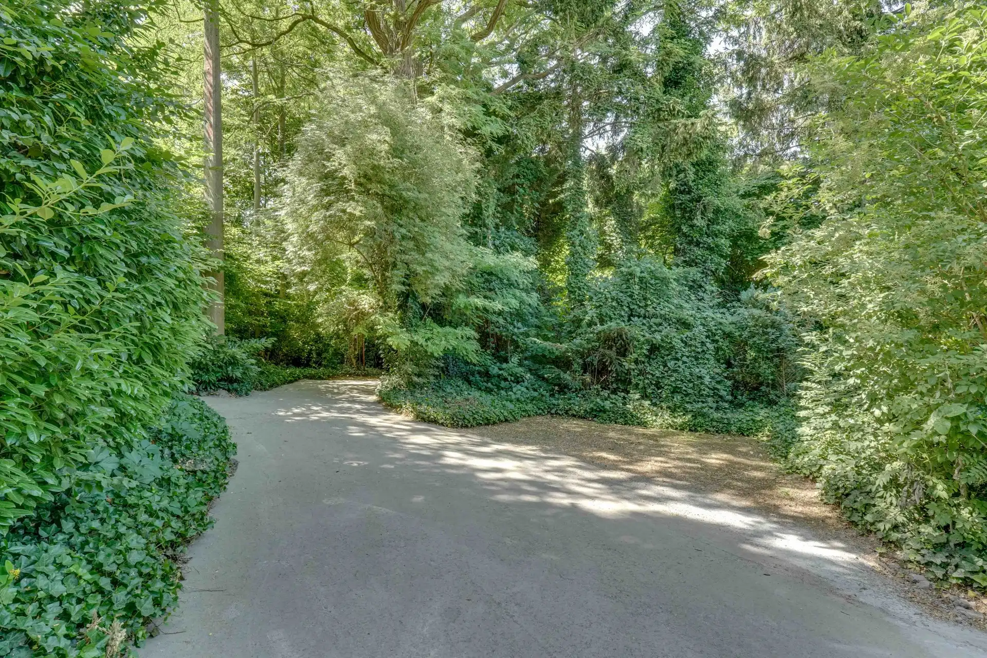 EXCLUSIEVE VILLA IN DOODLOPENDE STRAAT foto 69