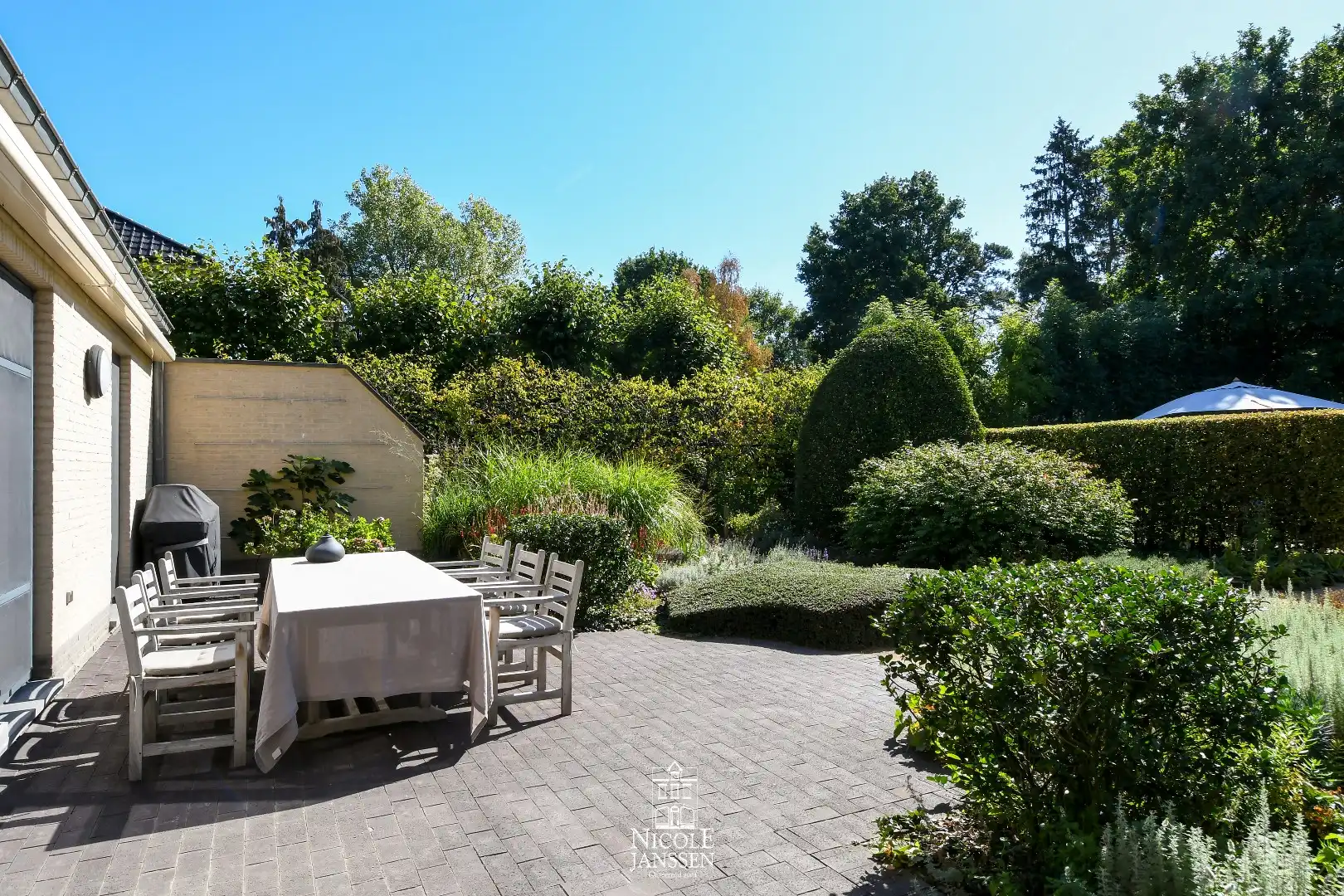 Ruime woning met zwembad foto 24