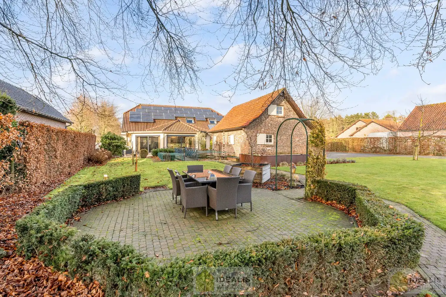 IDEALIS VASTGOED – ROYALE, INSTAPKLARE EN ZEER GOED ONDERHOUDEN GEZINSWONING OP EEN RUIM EN RUSTIG PERCEEL VAN 44A 33CA MET 5 KNAPPE SLAAPKAMERS, HEERLIJKE VERANDA, VRIJSTAANDE GARAGE EN 32 ZONNEPANELEN MÉT CERTIFICATEN ÉN ZONNEBOILER - De woning omvat maar liefst +- 265m² bewoonbare oppervlakte met ruime woonkamer, uitgeruste keuken, 5 slaapkamers, badkamer, vrijstaande garage én 32 zonnepanelen. De woning is rustig gelegen op een perceel met een opp. van 44a 33ca. foto 10