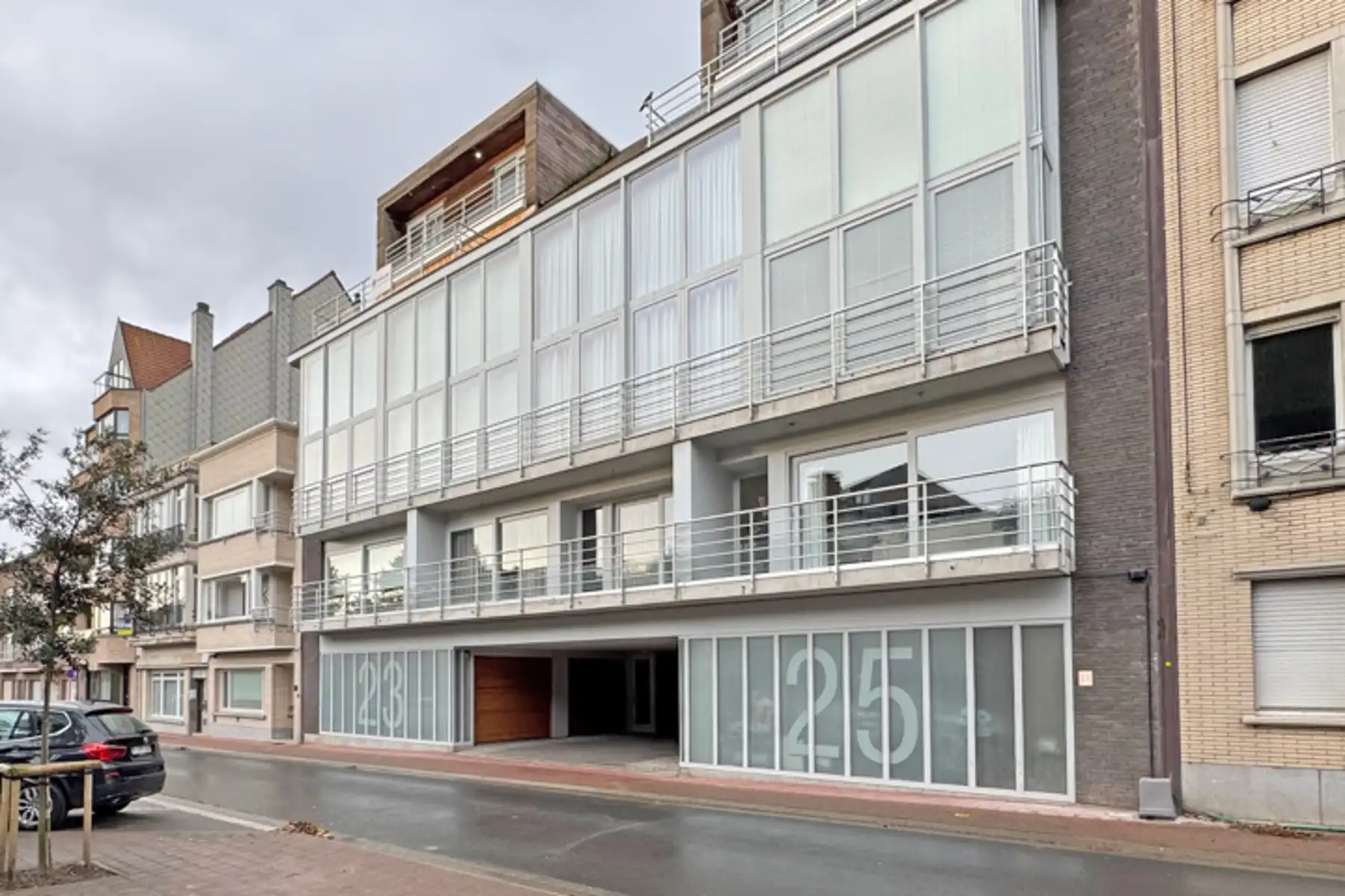 Centraal gelegen garagebox in de Nieuwpoortstraat te Knokke foto {{pictureIndex}}