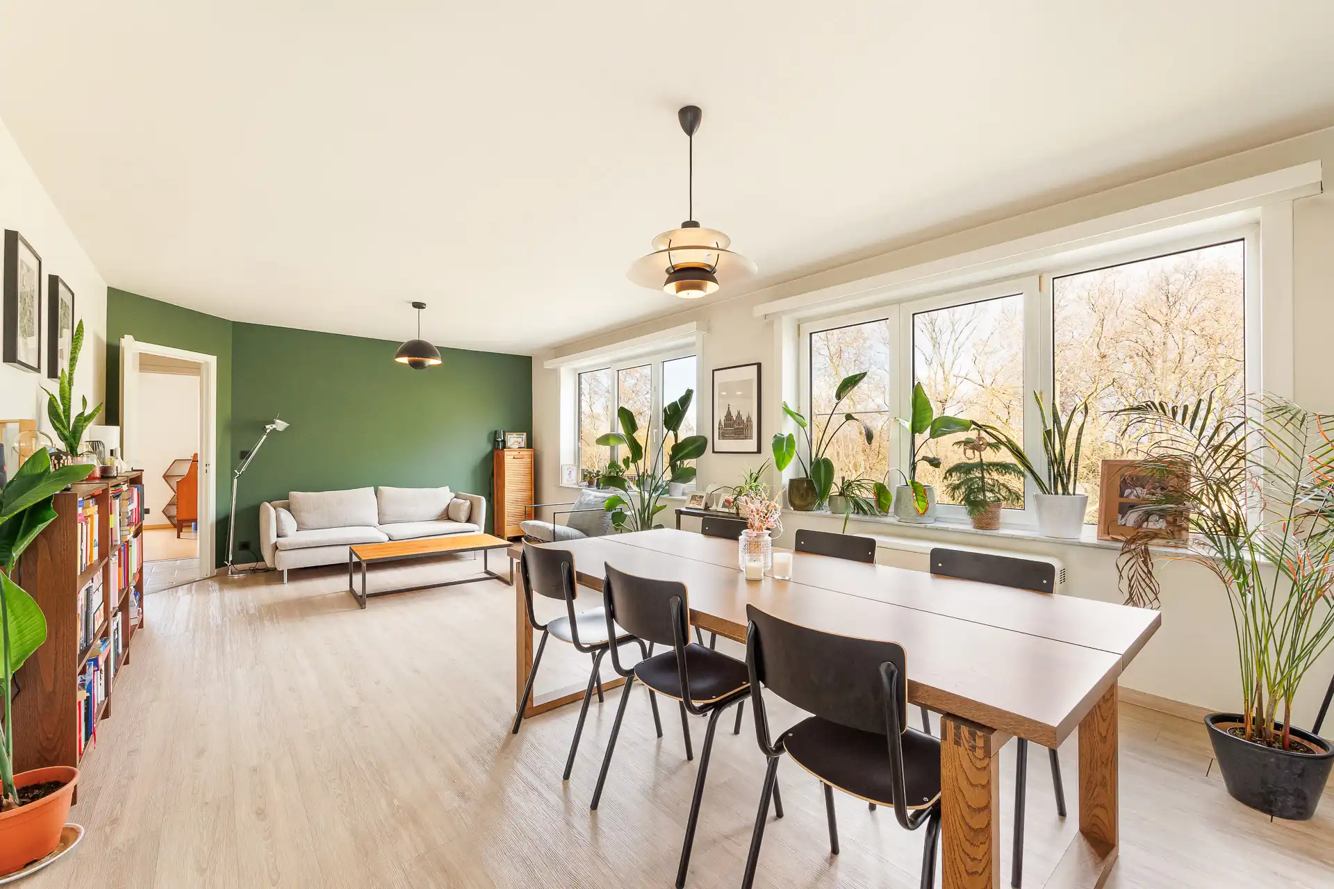 Lichtrijk instapklaar appartement met 2 slpk's en parking foto {{pictureIndex}}