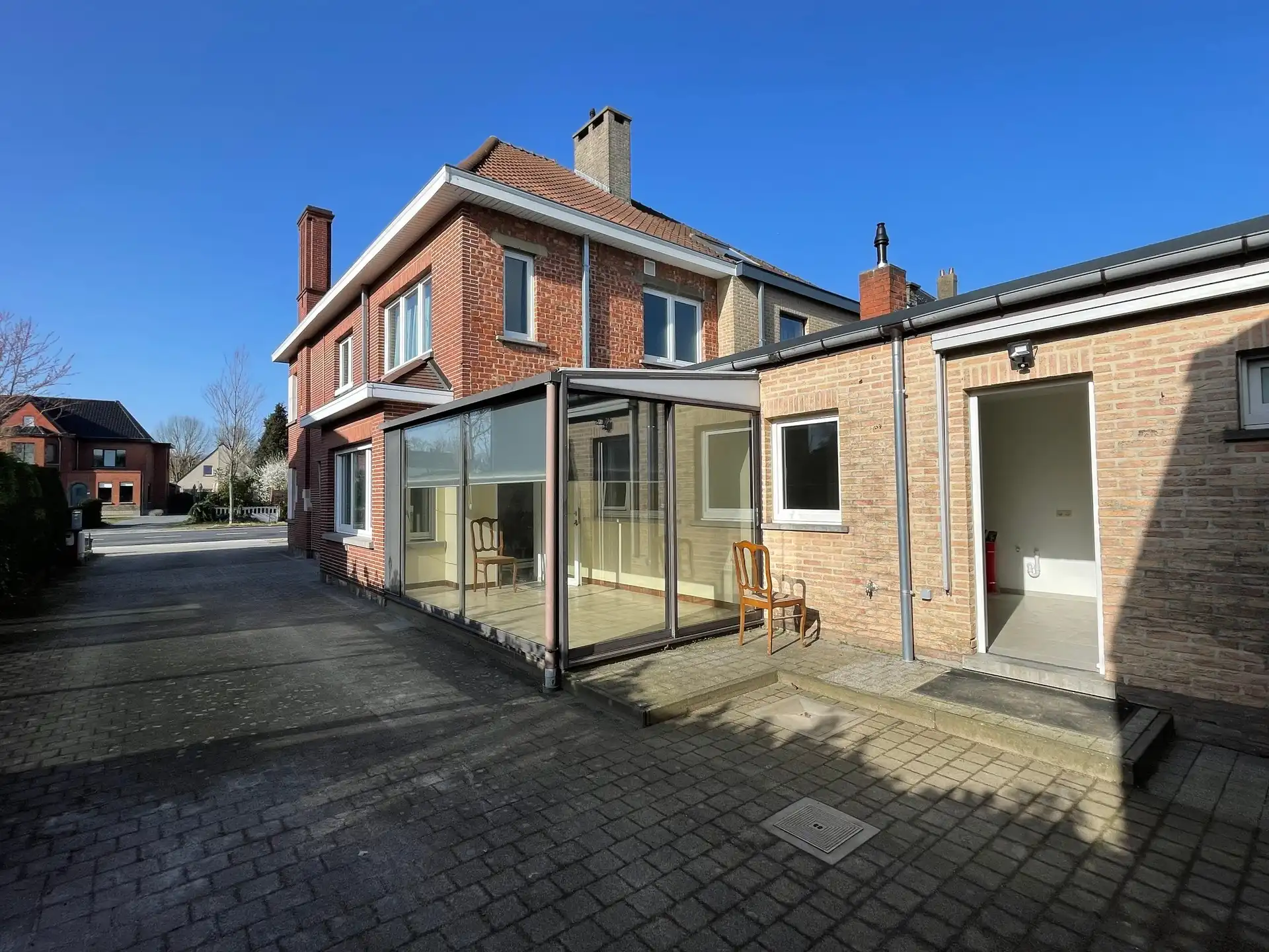 Gunstig gelegen totaal gerenoveerde woning met ruim magazijn. foto 16