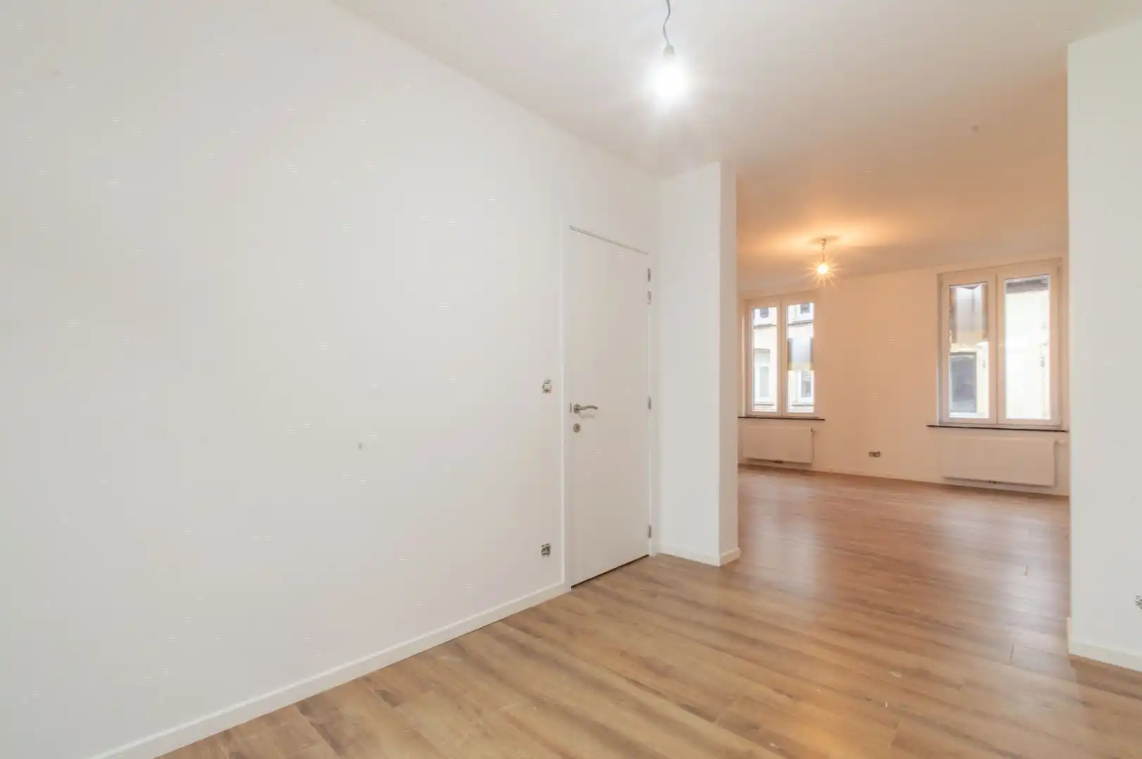 ZEER RUIME, VOLLEDIG GERENOVEERDE WONING (EPC: B) ! foto 3