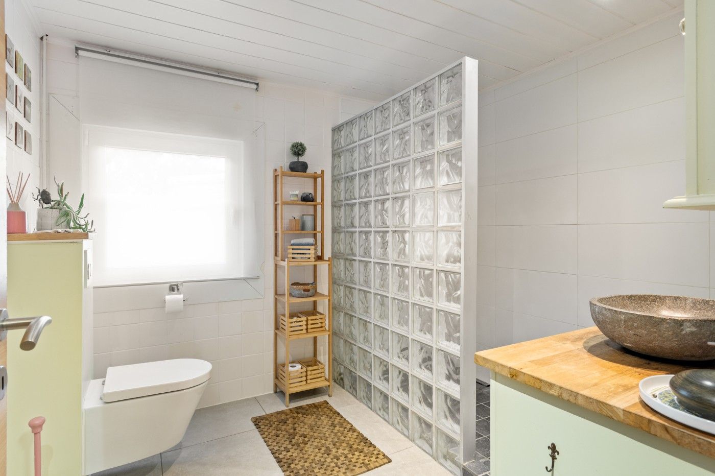 Super charmante, halfopen starterswoning met 2 slpk. en toffe tuin foto 13