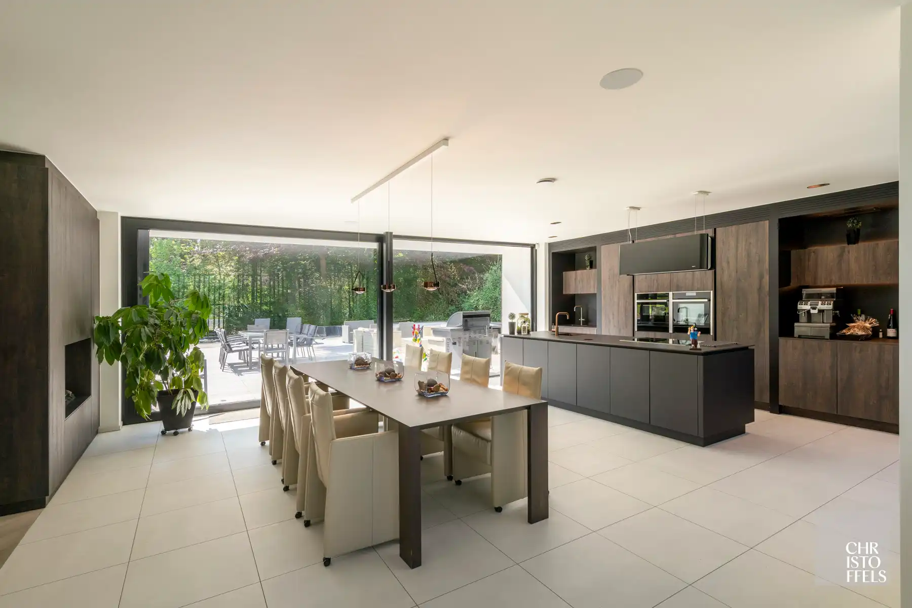 Multifunctioneel gebouw met 2 wooneenheden, kantoor en showroom op een perceel van 2.074 m²! foto 9