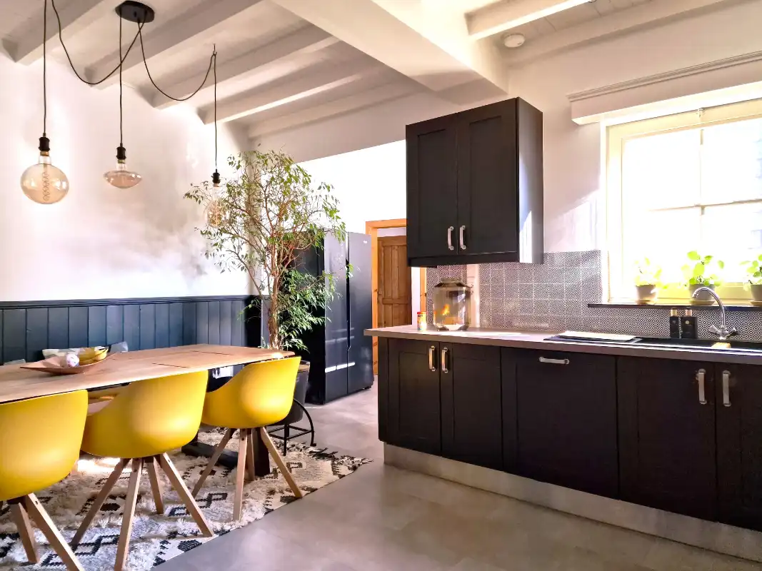 Handelspand met uitzonderlijke visibiliteit & ruim appartement – Toplocatie foto 11