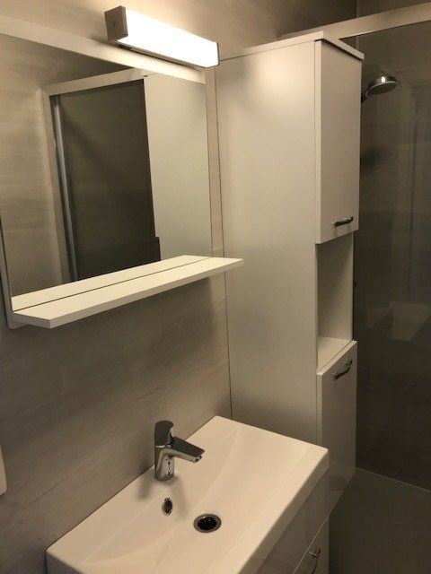 Ongemeubelde zonnige studio, vlak aan zee foto 5