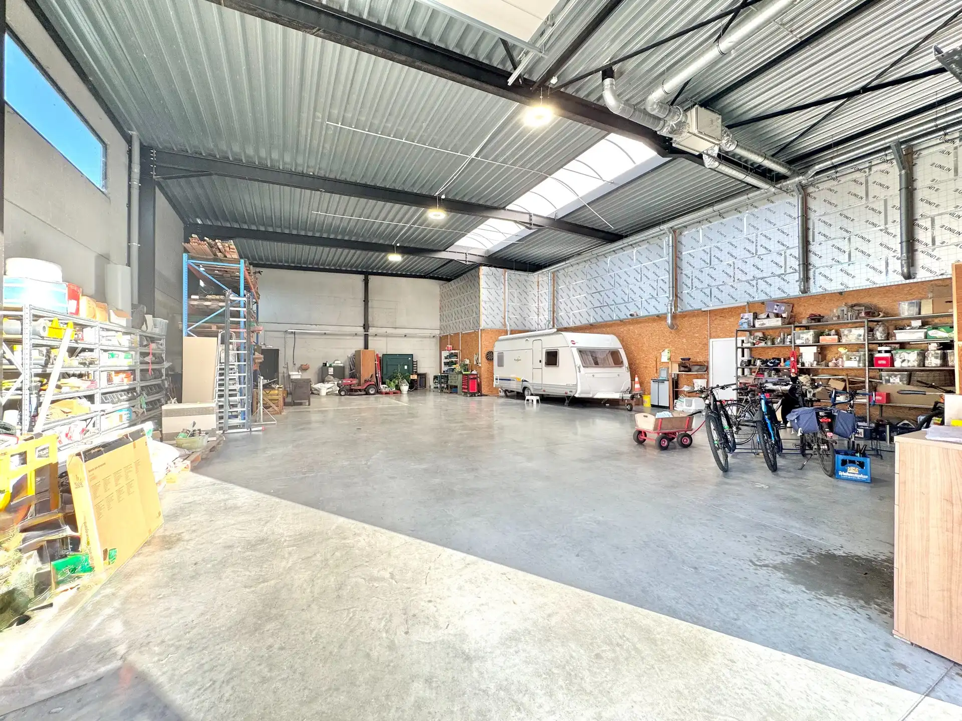 MAGAZIJN MET WOONST foto {{pictureIndex}}