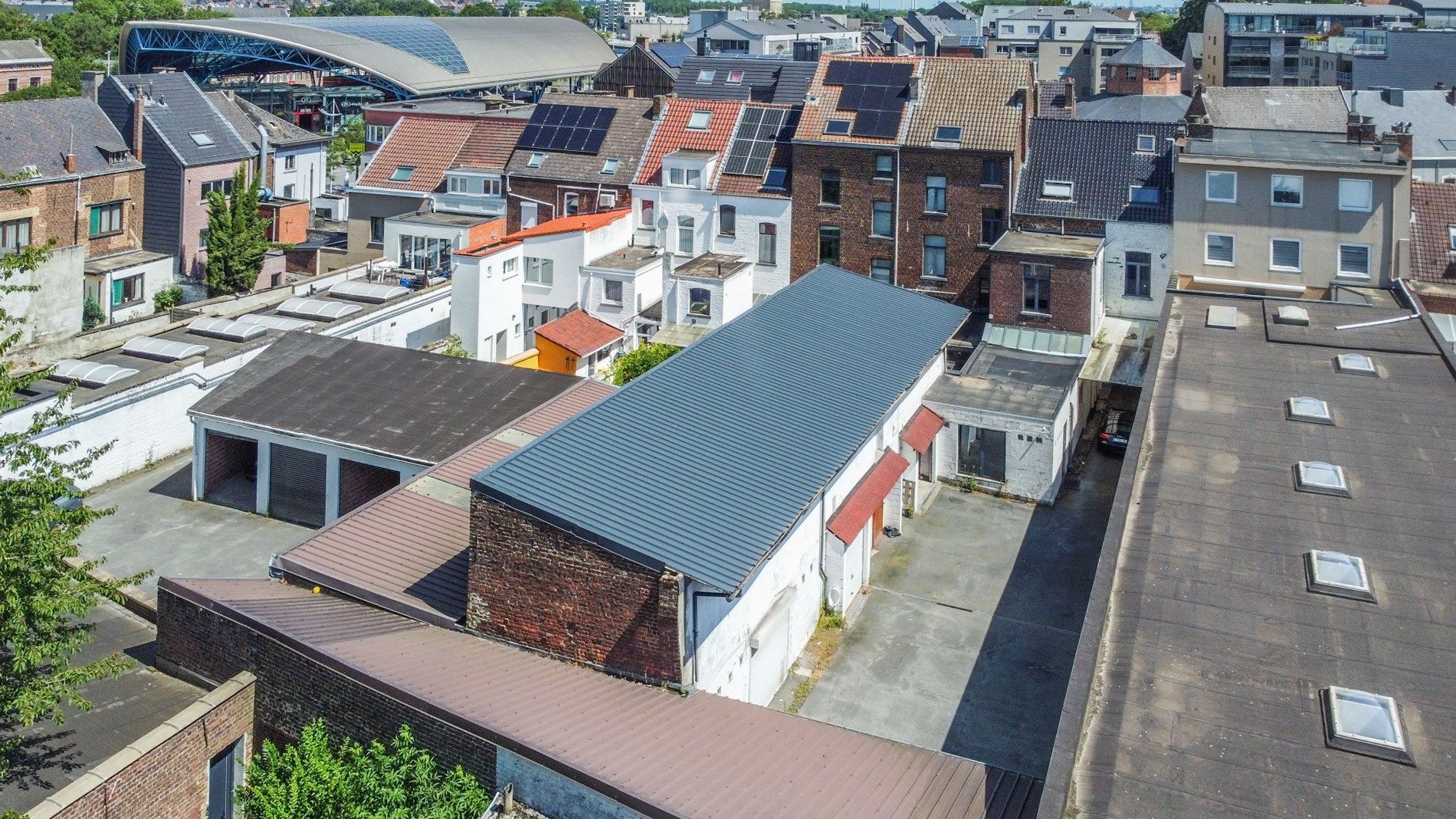 Appartementsgebouw met 3 app, 7 garages en 2 ateliers ! foto 1