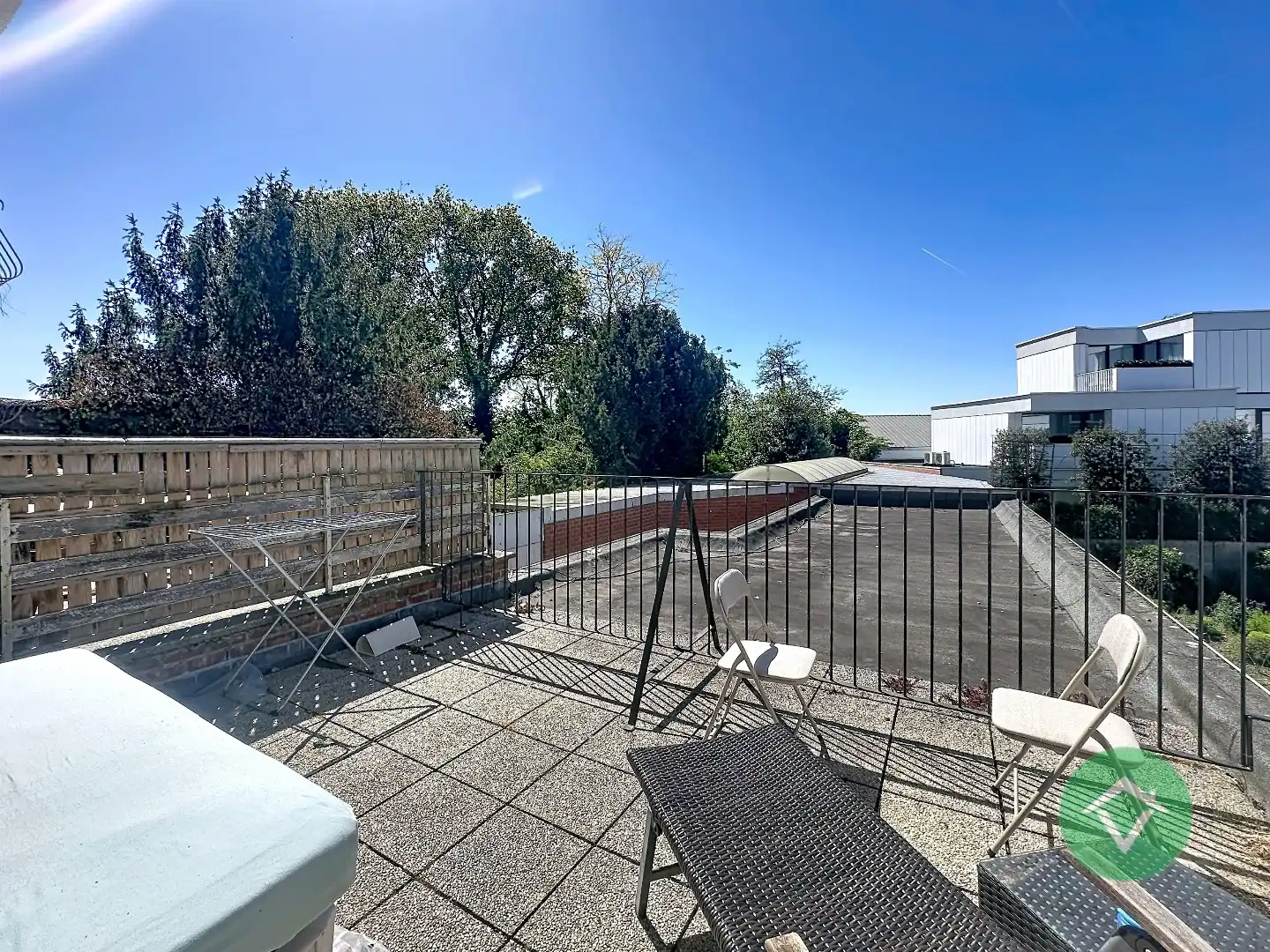 Ruim duplex-appartement met 2 slaapkamers en terrassen in hartje Torhout foto 14