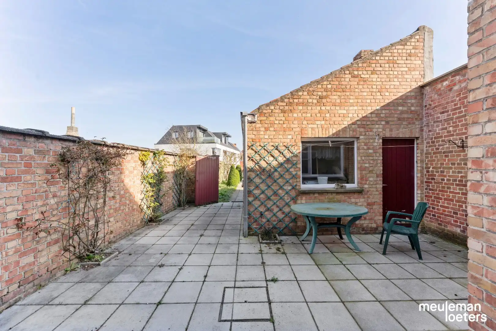 Te renoveren woning met ruime tuin foto 2