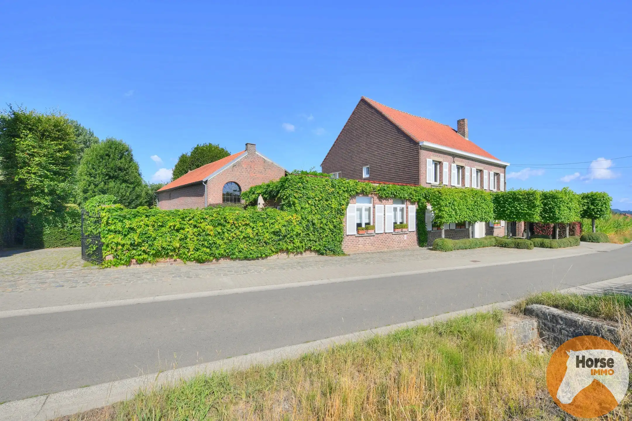 GOOIK - Luxueus afgewerkte hoeve met bijgebouw en weide foto 2