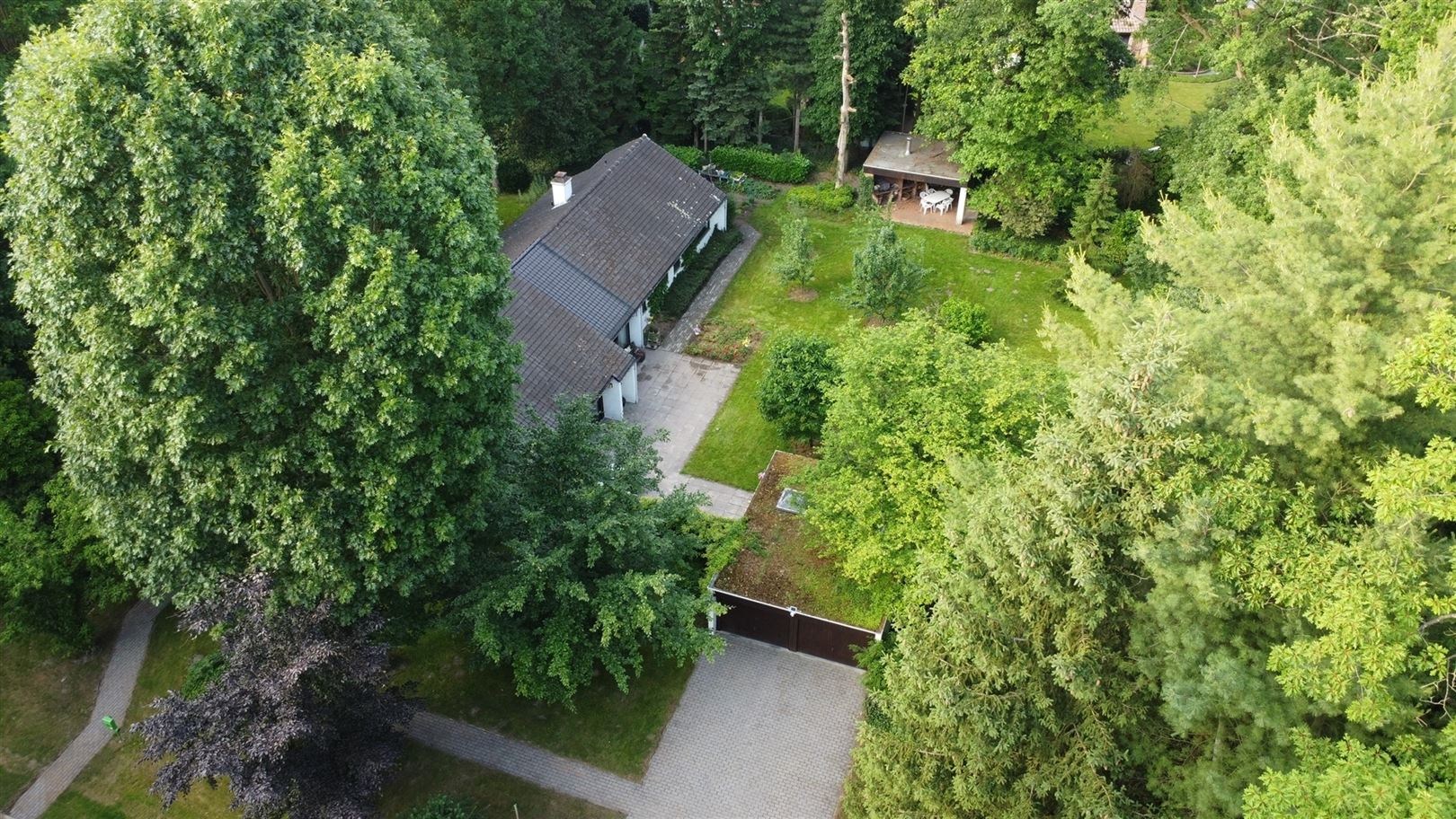 Gelijkvloerse gezinswoning in residentiële wijk foto 27