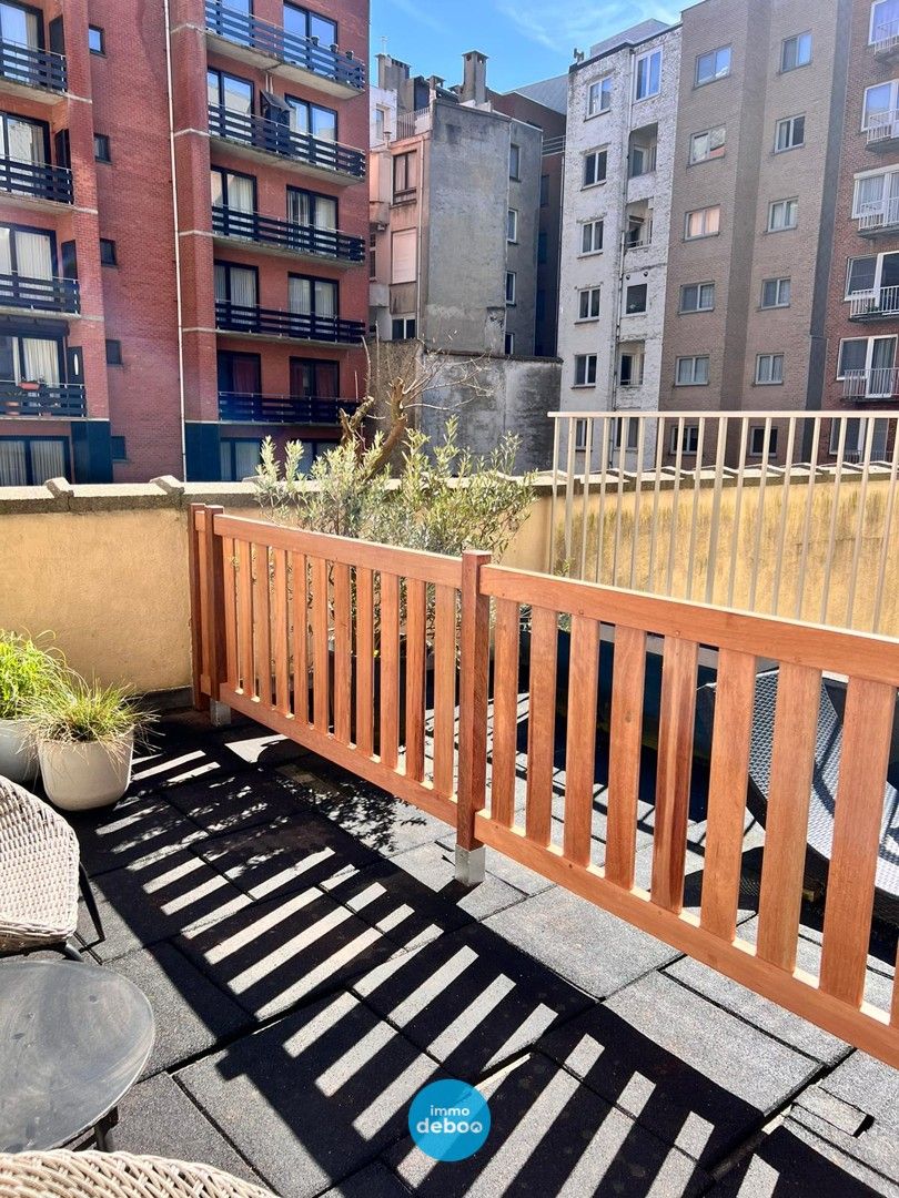 Ruime gerenoveerde studio met zonneterras op de zeedijk van Oostende foto 3