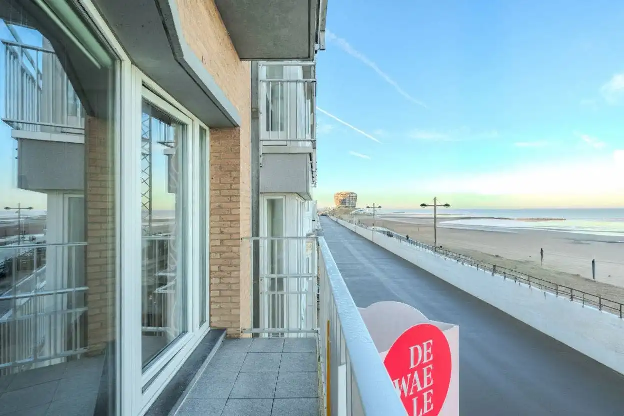 Ruim tweeslaapkamer appartement met frontaal zeezicht! foto 3